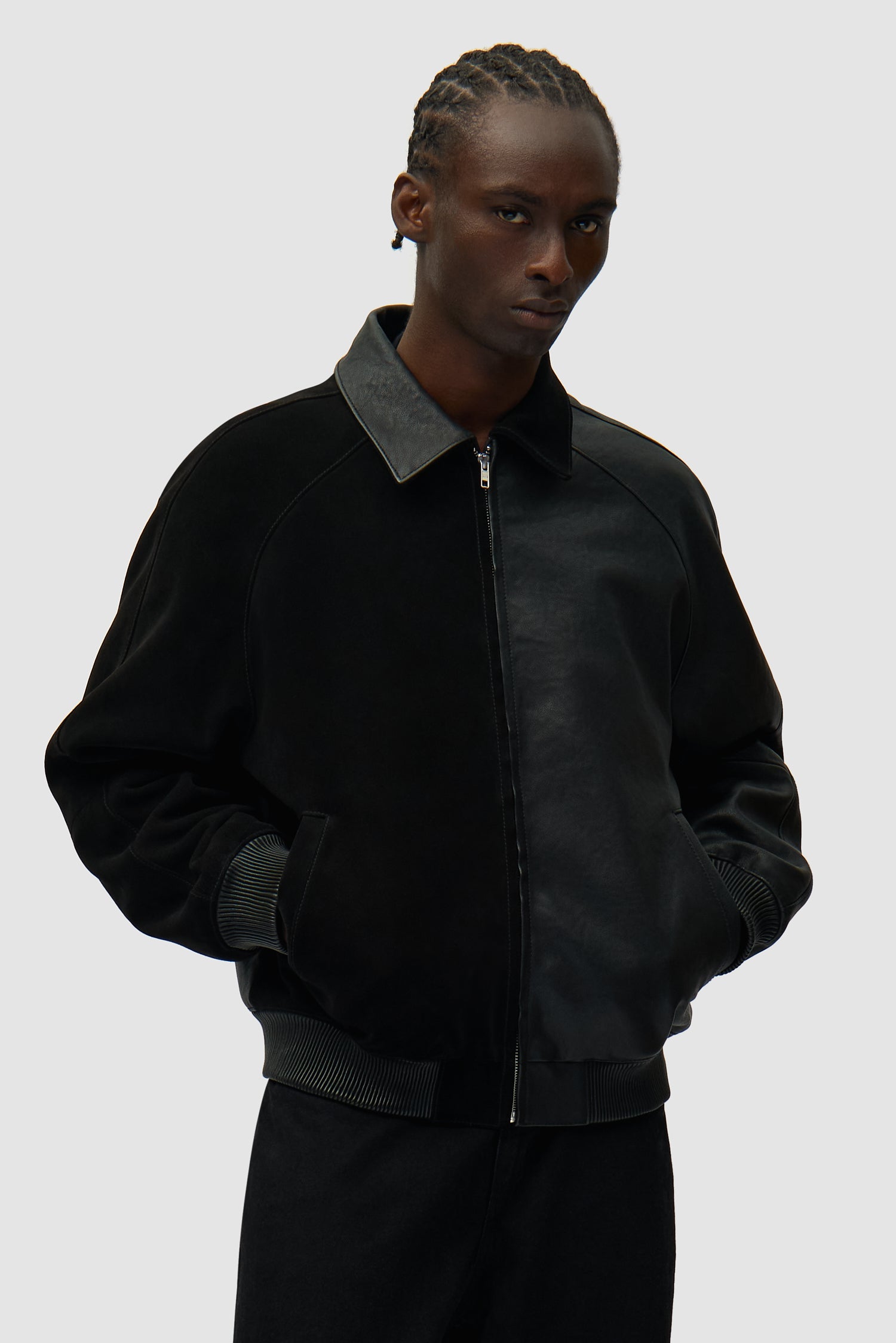 Veste en cuir noir portée par un mannequin, vue de dos à mi-corps