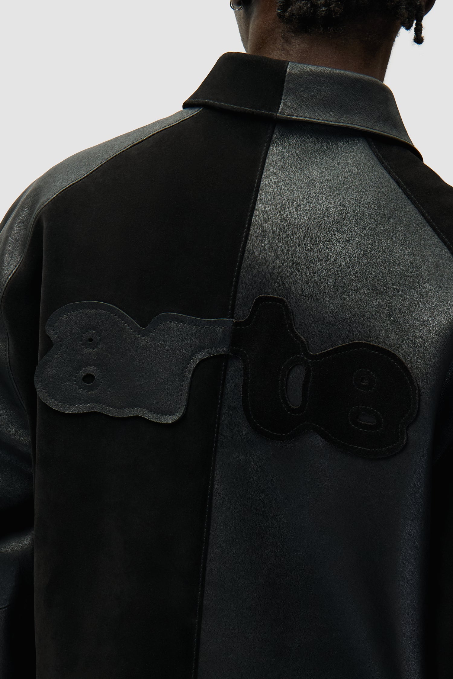Vue détaillée de la veste Multi Leather Jacket en noir, avec logo