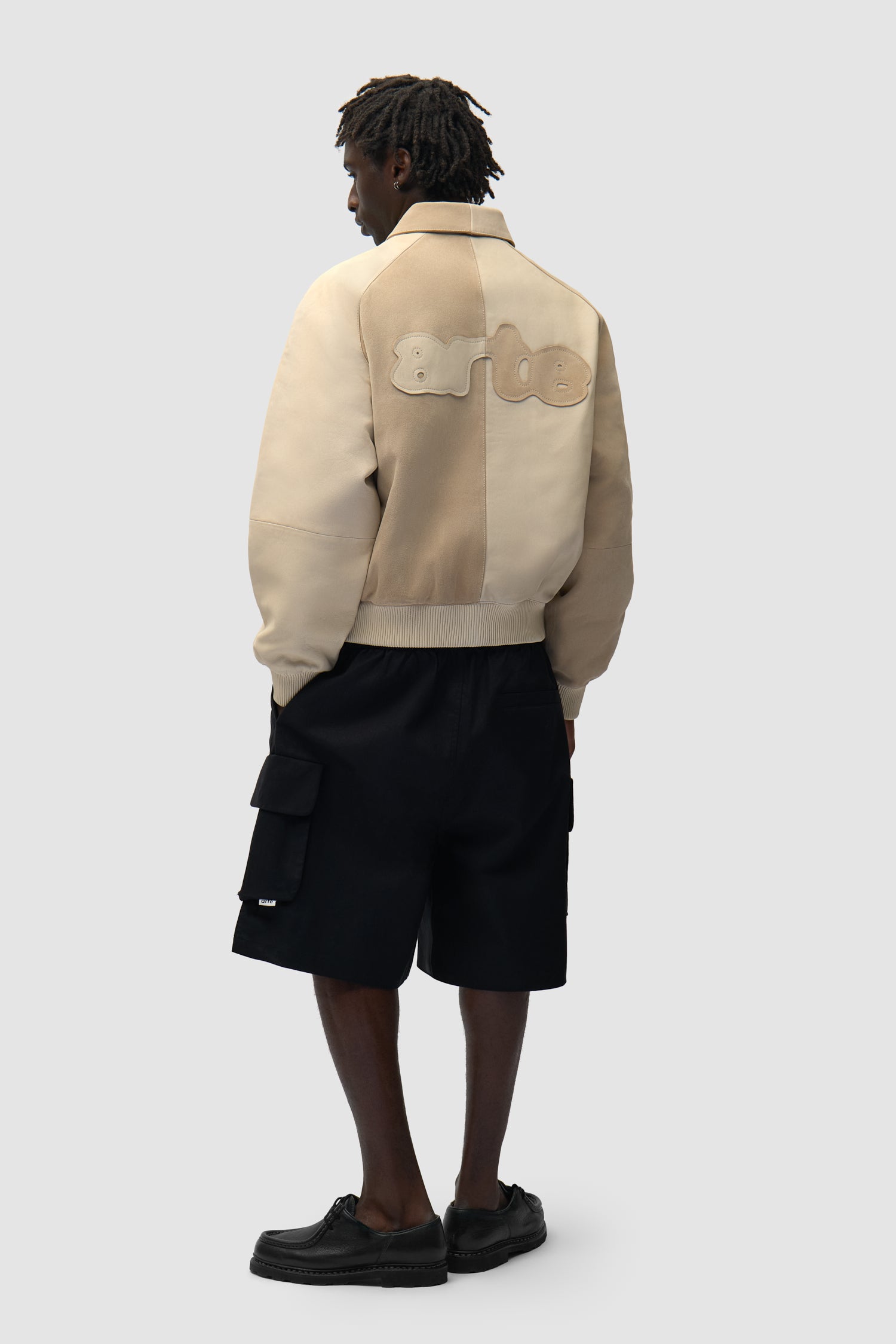 Veste en cuir multicolore couleur crème portée par un mannequin, vue arrière intégrale