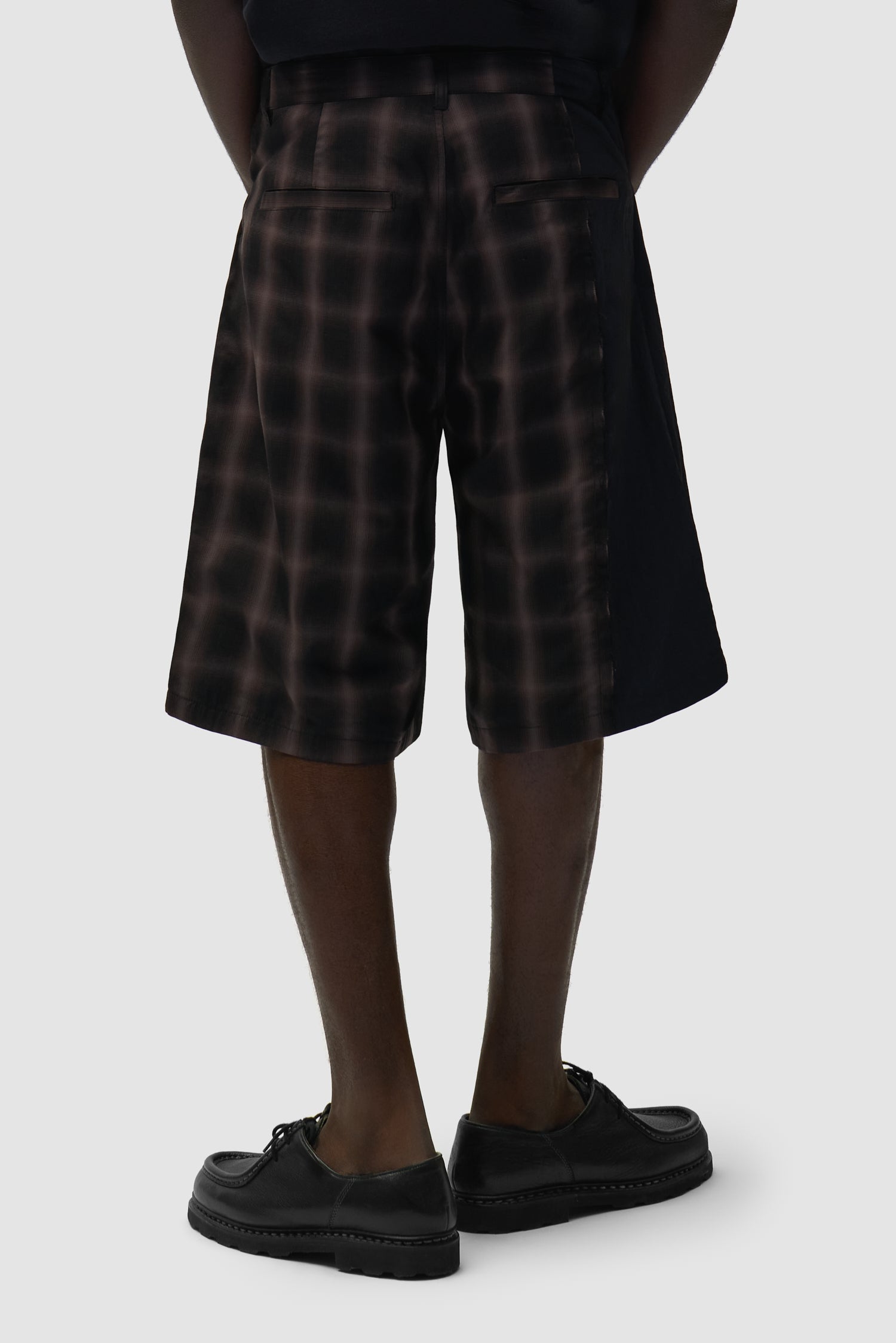 Short à carreaux porté par un mannequin, vue arrière du demi-corps