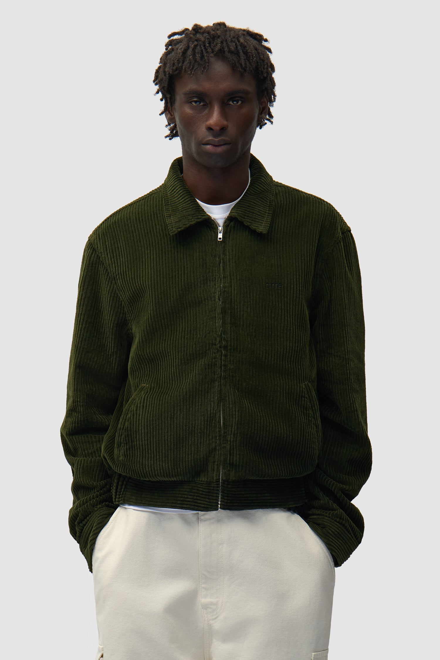 Veste en velours côtelé verte portée par un mannequin, vue de face en demi-corps