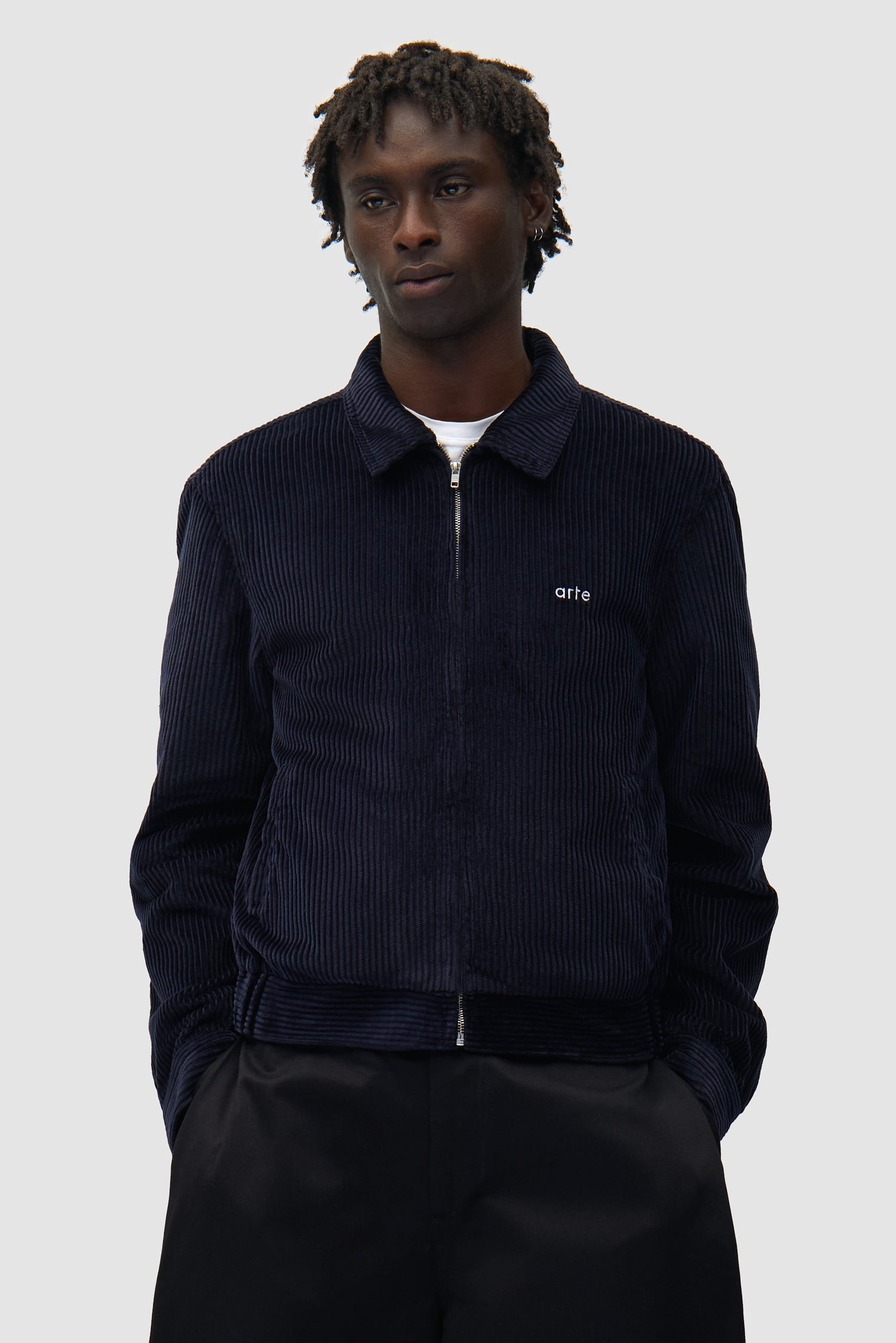 Veste en velours côtelé bleu marine portée par un mannequin, vue de face en demi-corps