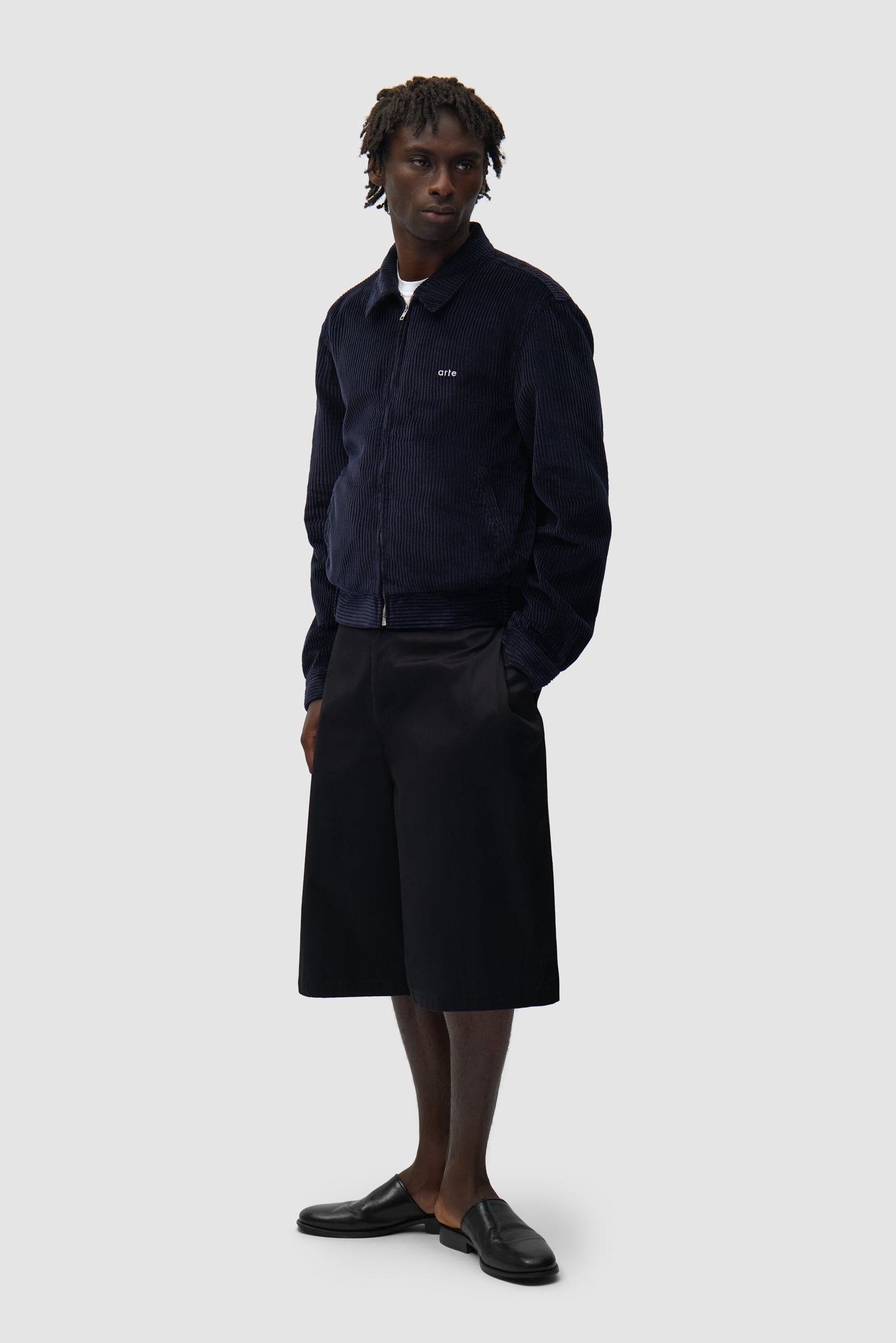 Veste en velours côtelé bleu marine portée par un mannequin, vue de face en pied