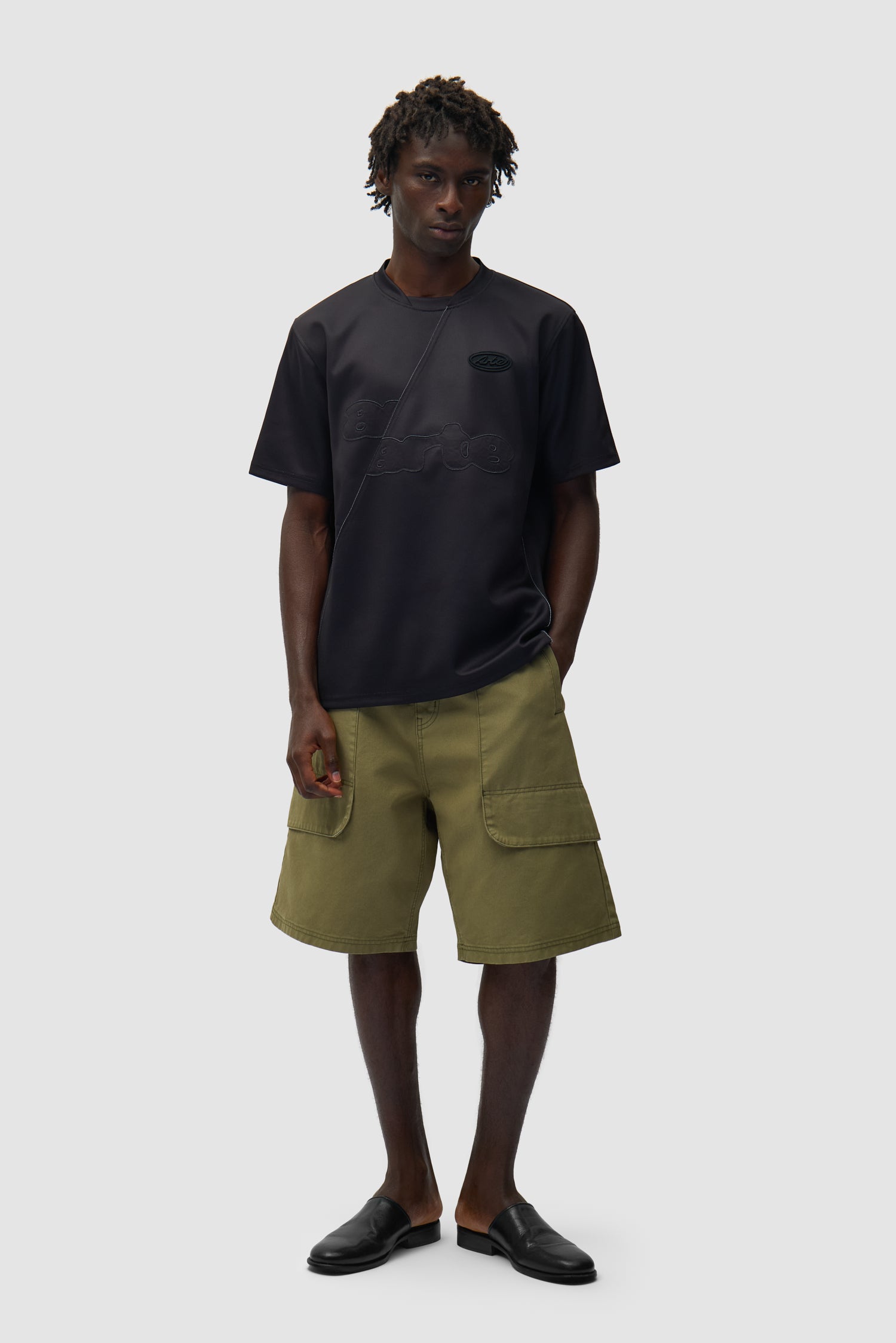 T-shirt de football noir porté par un mannequin, vue de face en pied