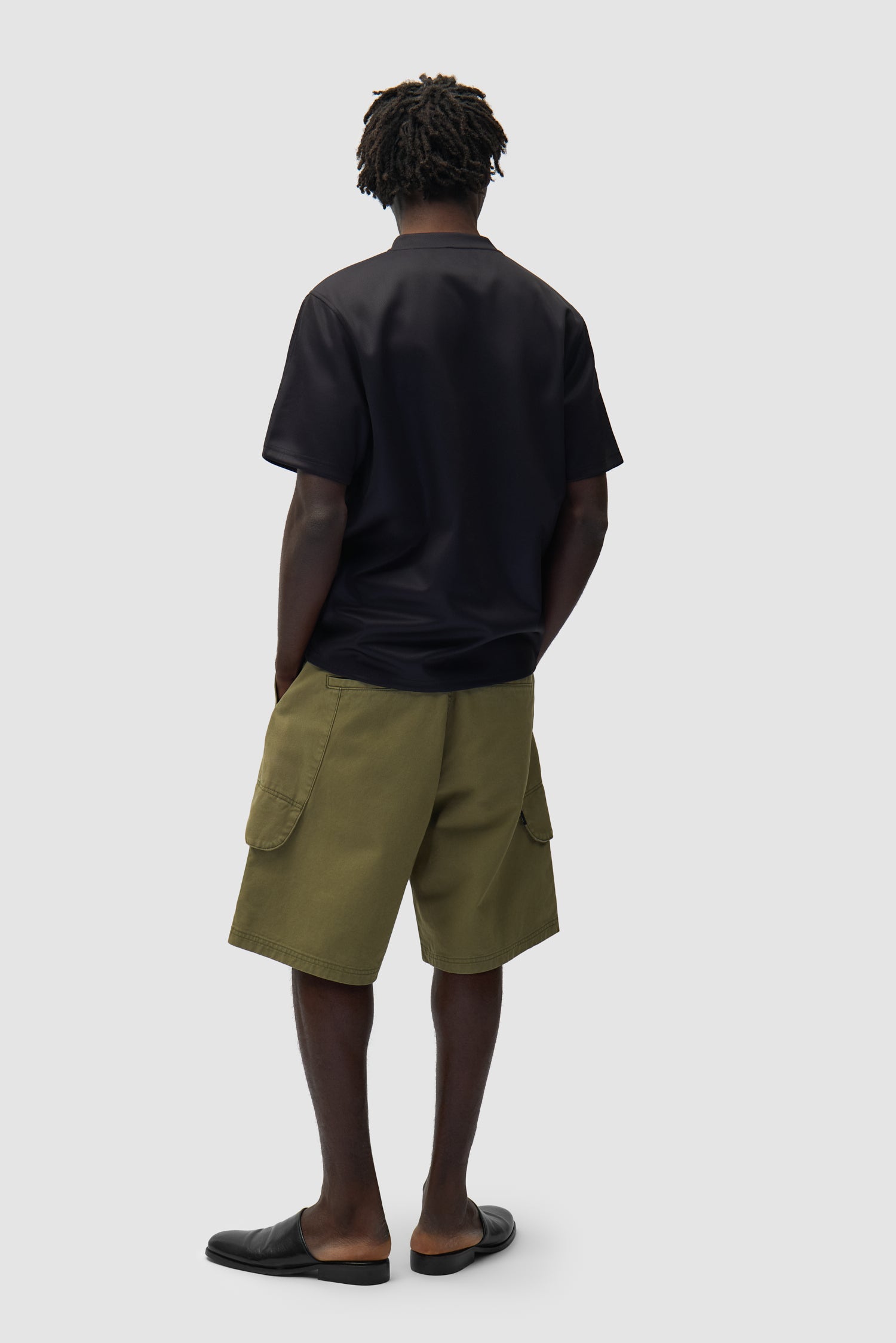 T-shirt de football noir porté par un mannequin, vue arrière en pied