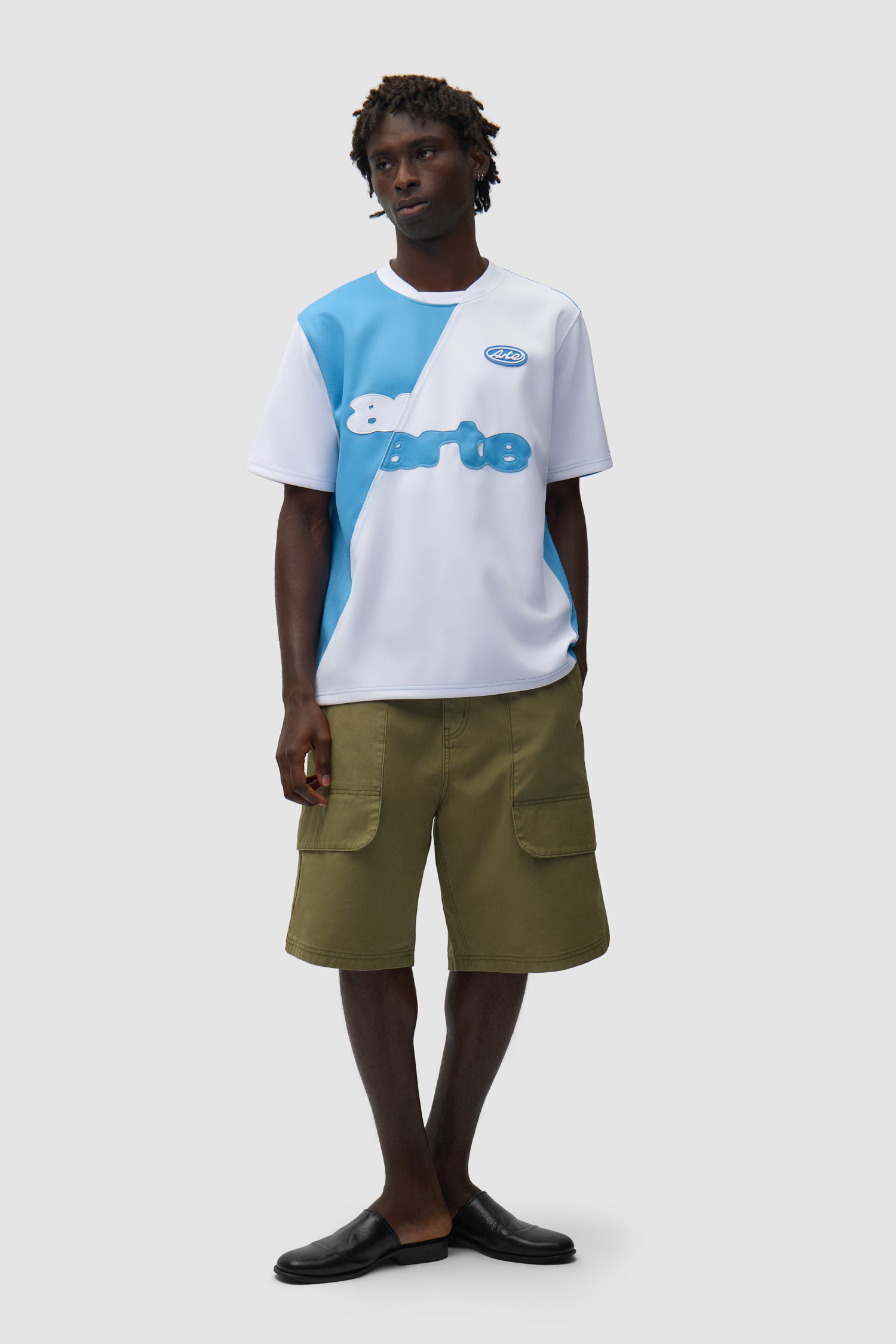 T-shirt de football bleu et blanc porté par un mannequin, vue de face en pied