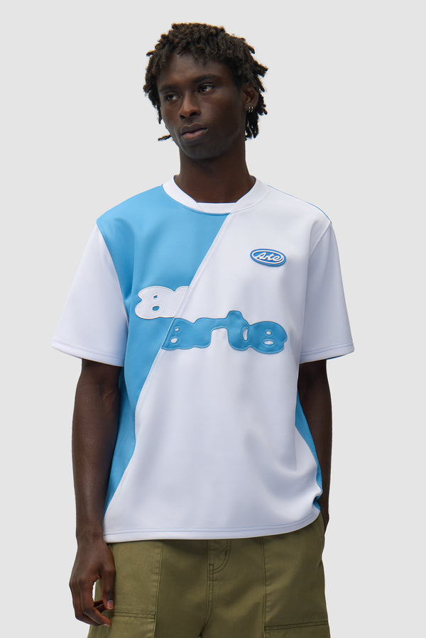 T-shirt de football bleu et blanc porté par un mannequin, vue de face en demi-corps