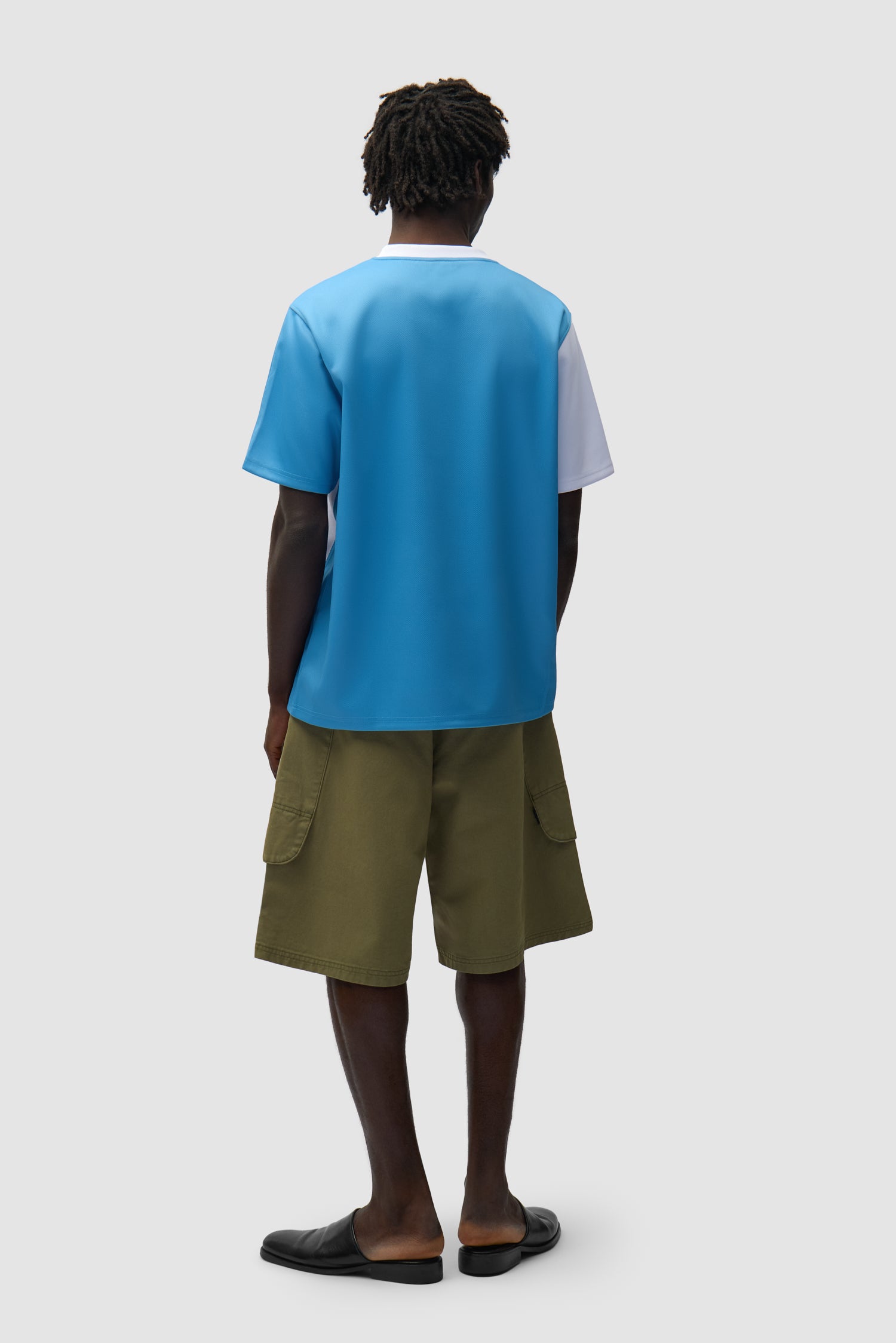 T-shirt de football bleu et blanc porté par un mannequin, vue arrière en pied