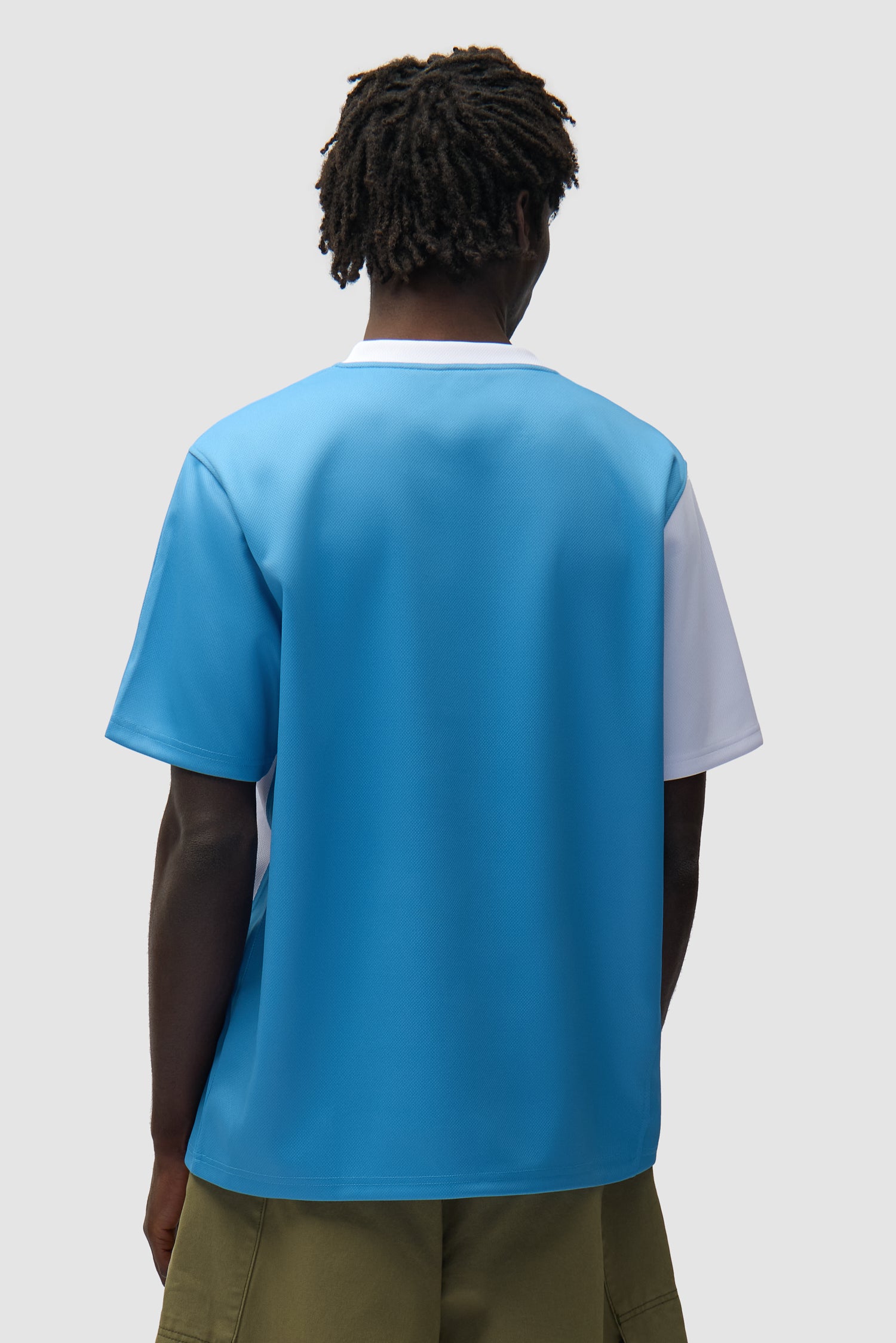 T-shirt de football bleu et blanc porté par un mannequin, vue de dos à mi-corps