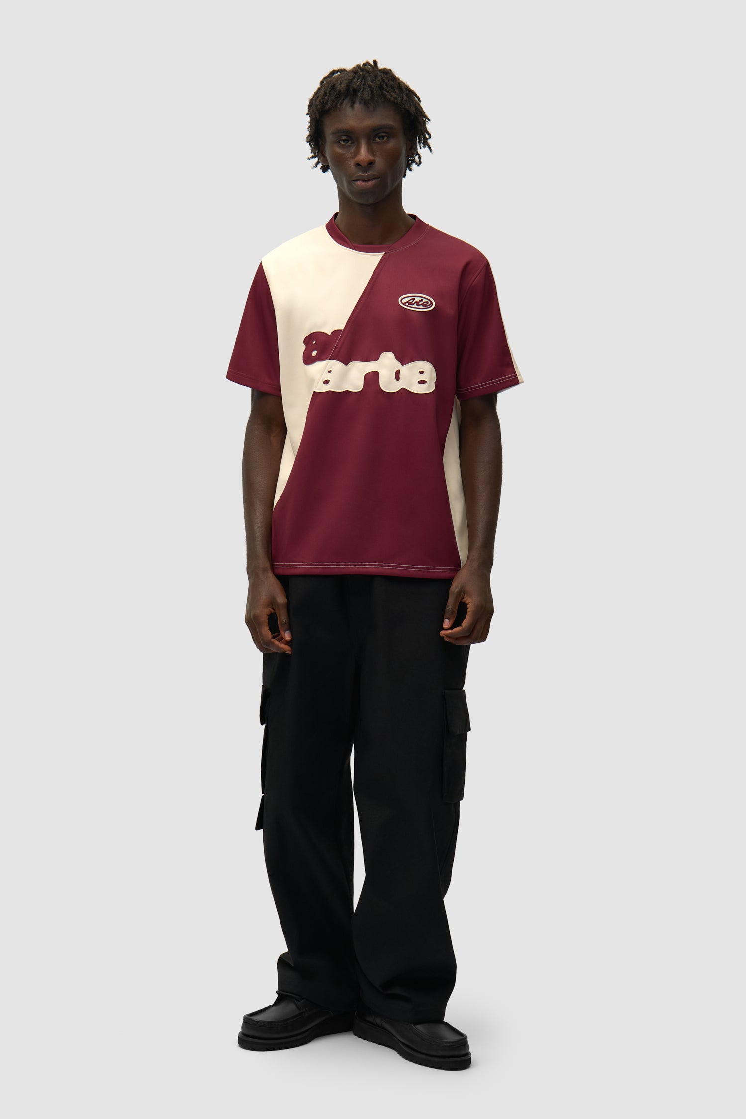 T-shirt de football bordeaux/crème porté par un mannequin, vue de face en pied