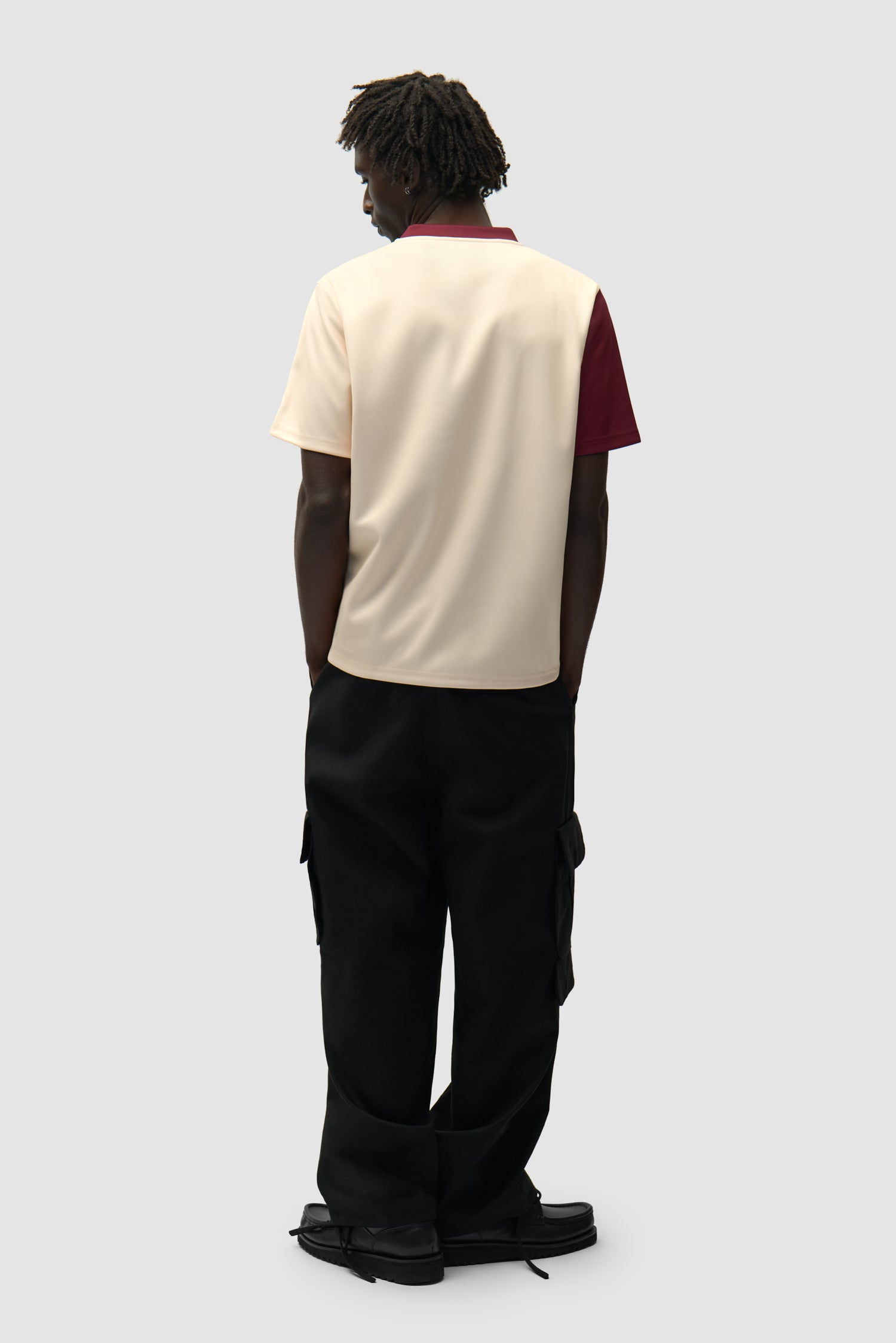 T-shirt de football bordeaux/crème porté par un mannequin, vue arrière en pied