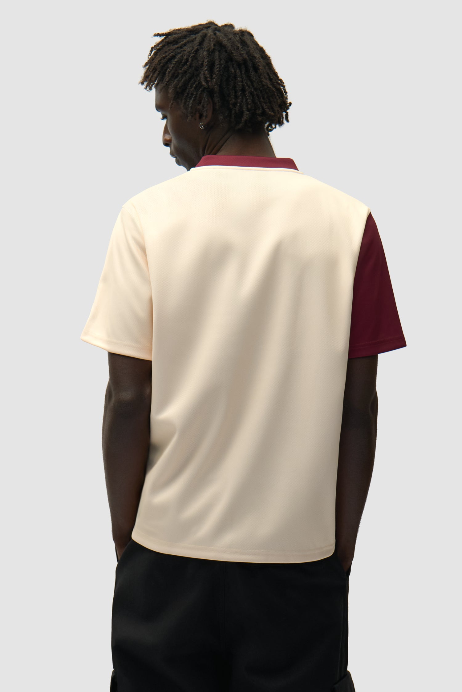 T-shirt de football bordeaux/crème porté par un mannequin, vue de dos à mi-corps