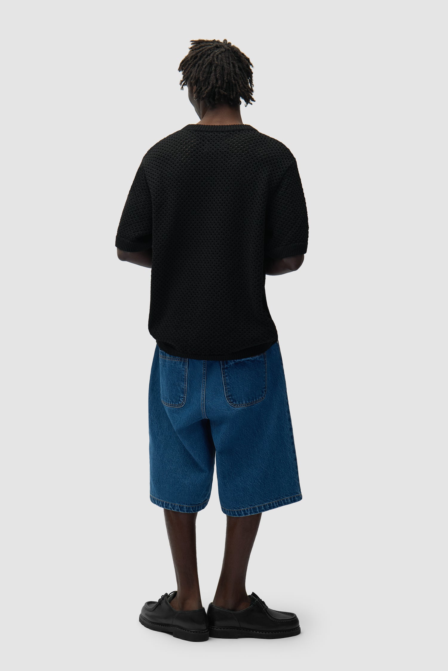 T-shirt noir en crochet porté par un mannequin, vue arrière intégrale