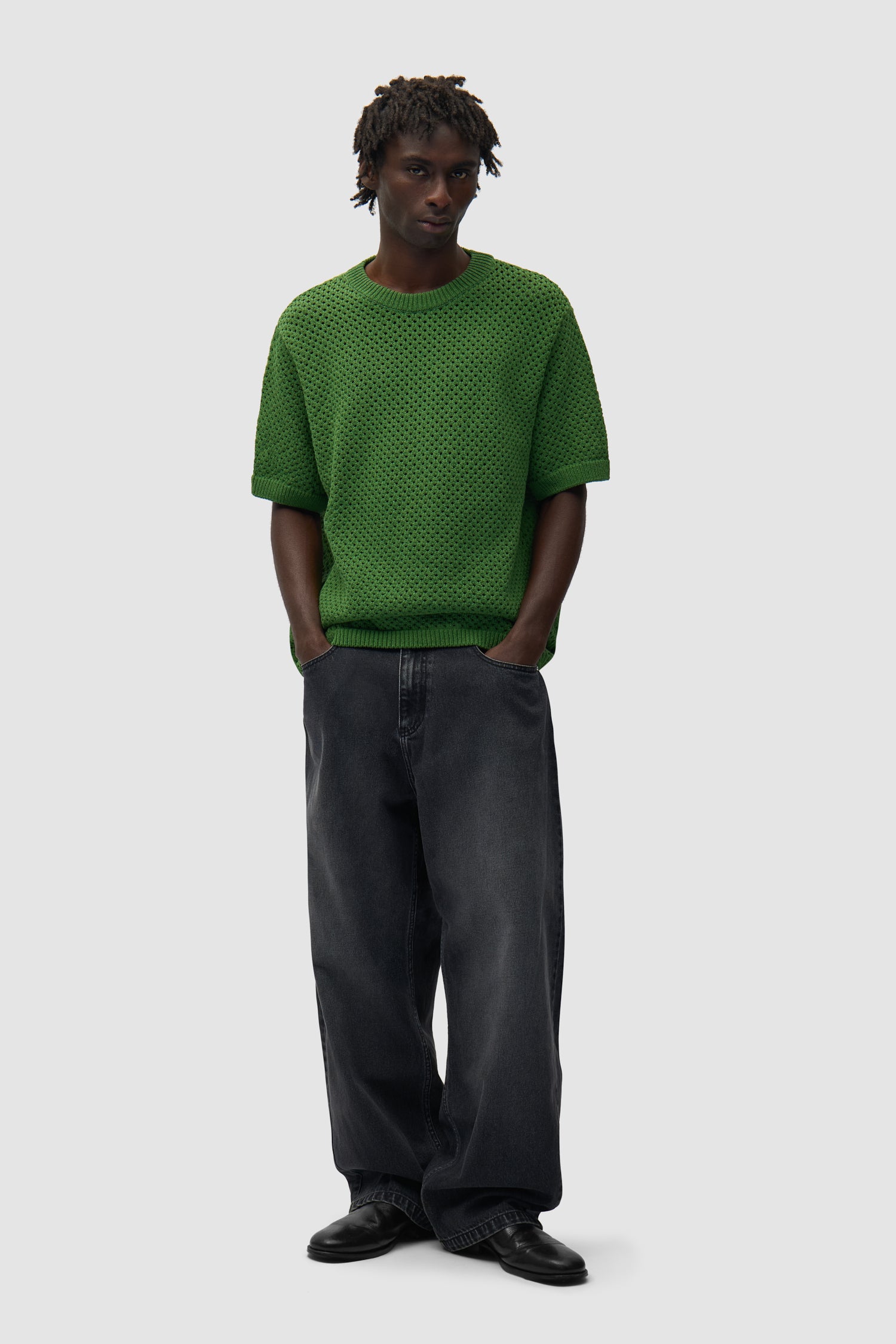 T-shirt vert en crochet porté par un mannequin, vue de profil en pied