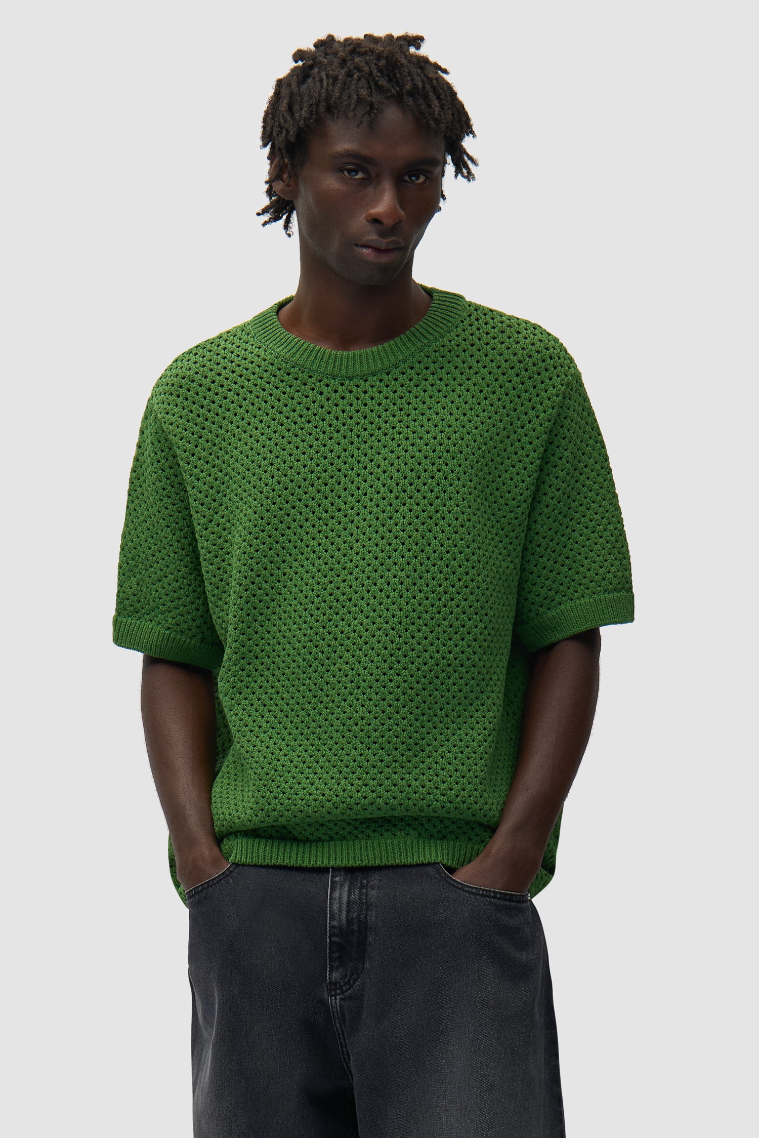 T-shirt vert au crochet porté par un mannequin, vue de face en demi-corps
