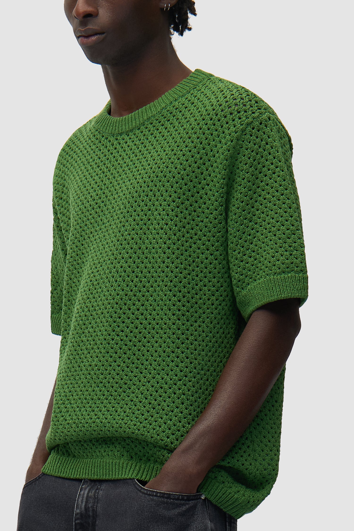 T-shirt vert au crochet porté par un mannequin, vue de profil à mi-corps