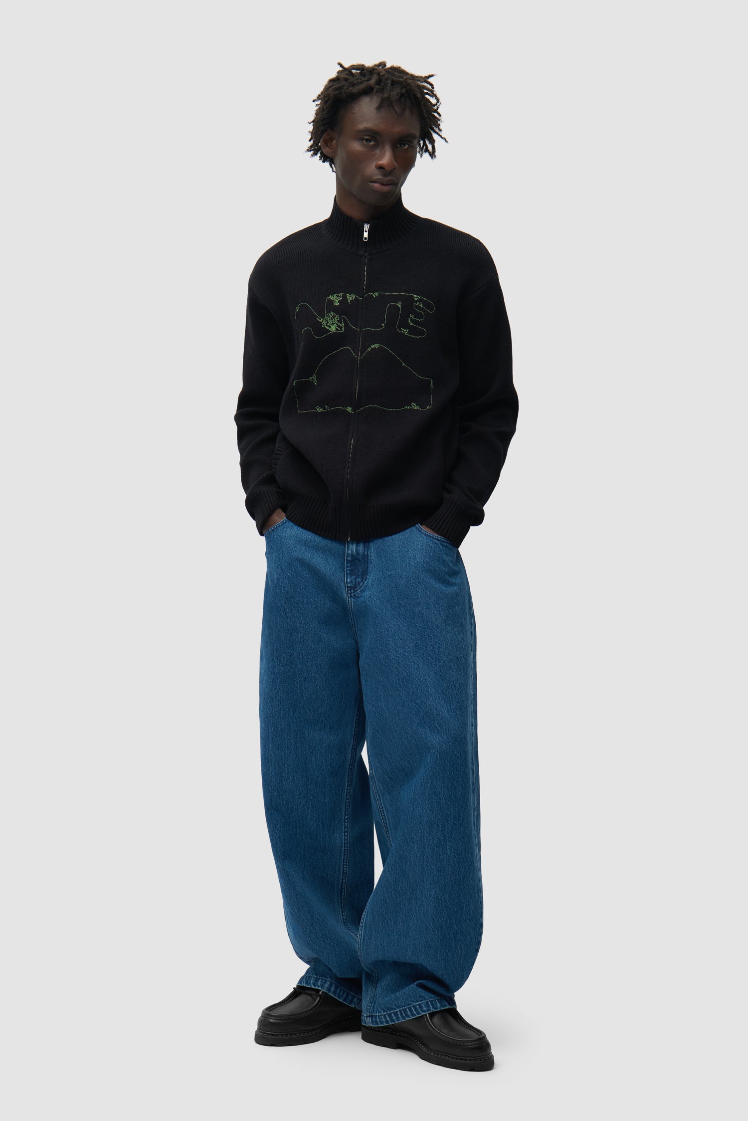 Cardigan à col Diels noir porté par un mannequin, vue de face en pied