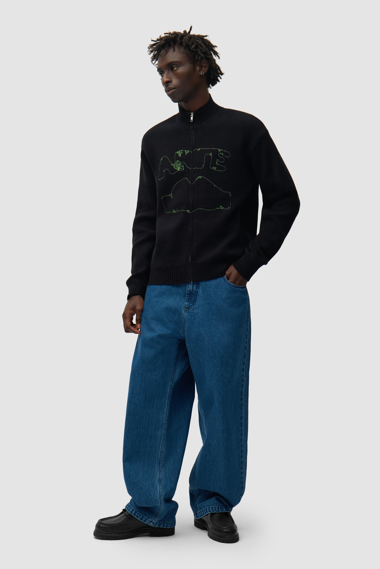 Cardigan Diels Collar noir porté par un mannequin, vue de profil en pied