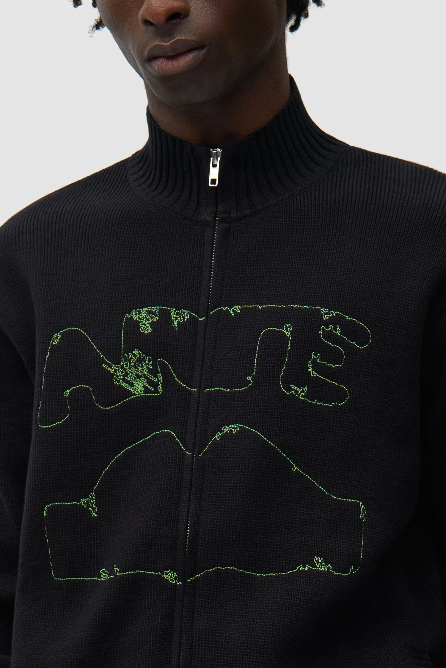 Vue détaillée du cardigan Diels Collar en noir, avec logo sur le devant