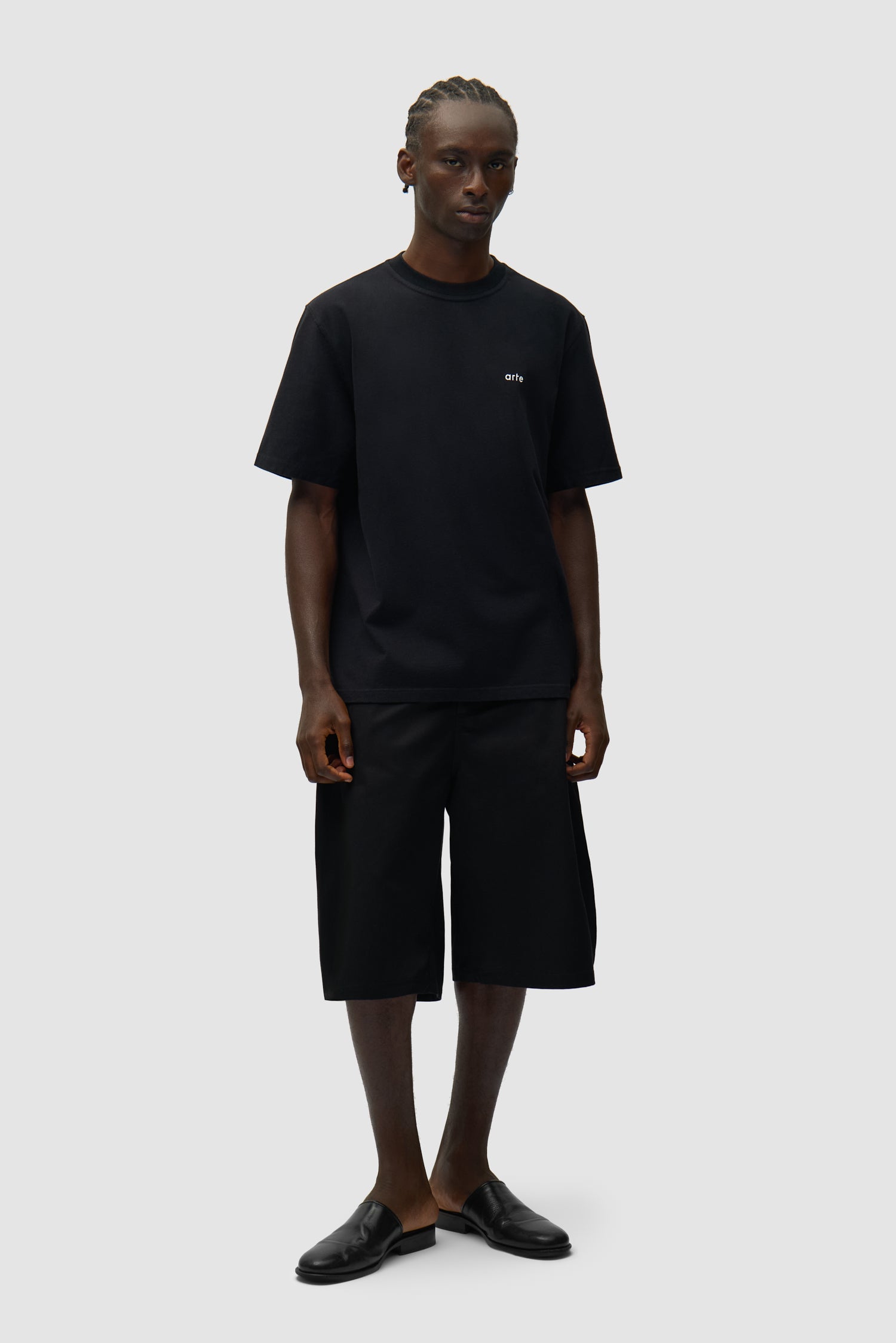 T-shirt à dos poster noir porté par un mannequin, vue de face en pied