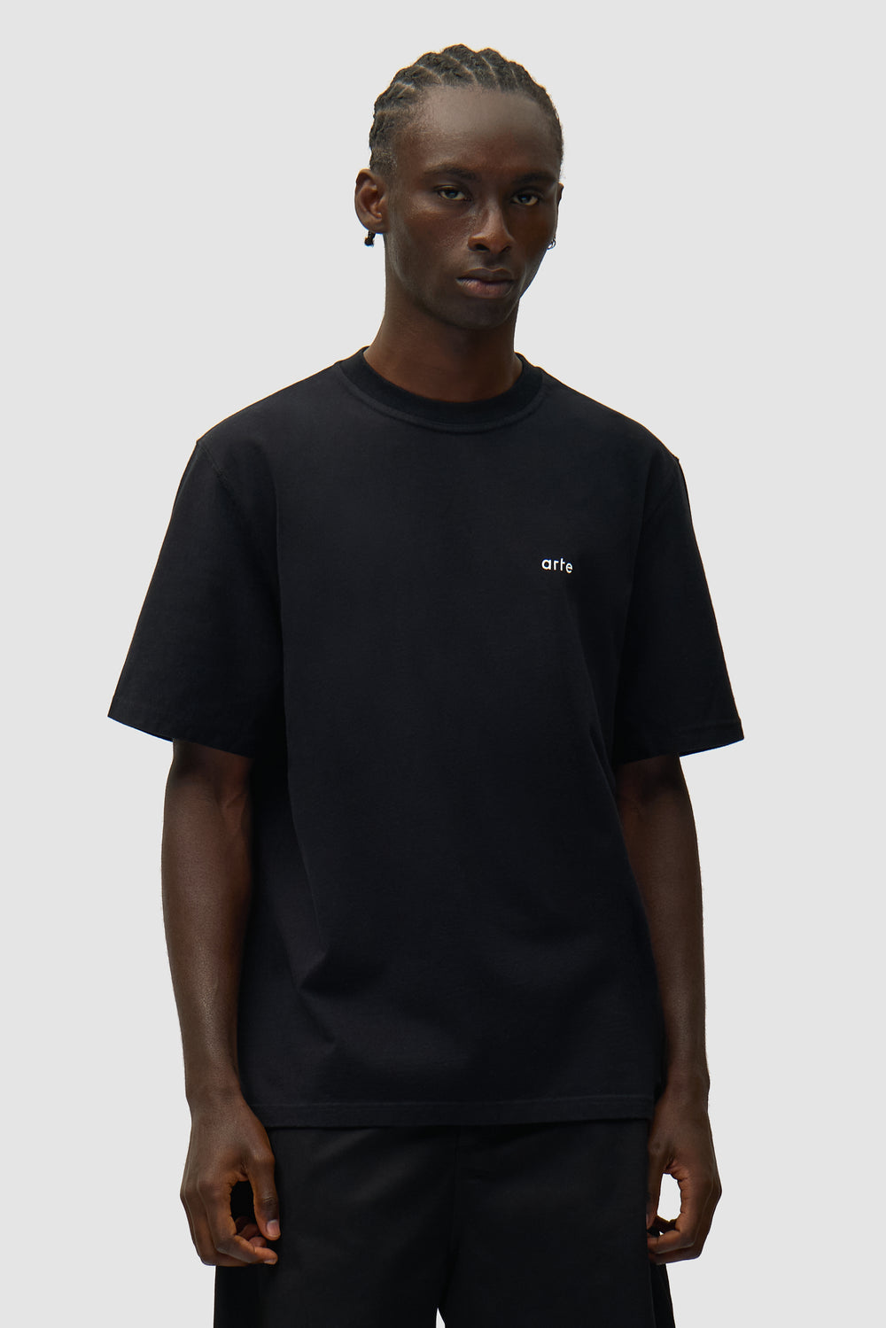 T-shirt à dos poster noir porté par un mannequin, vue de face en demi-corps