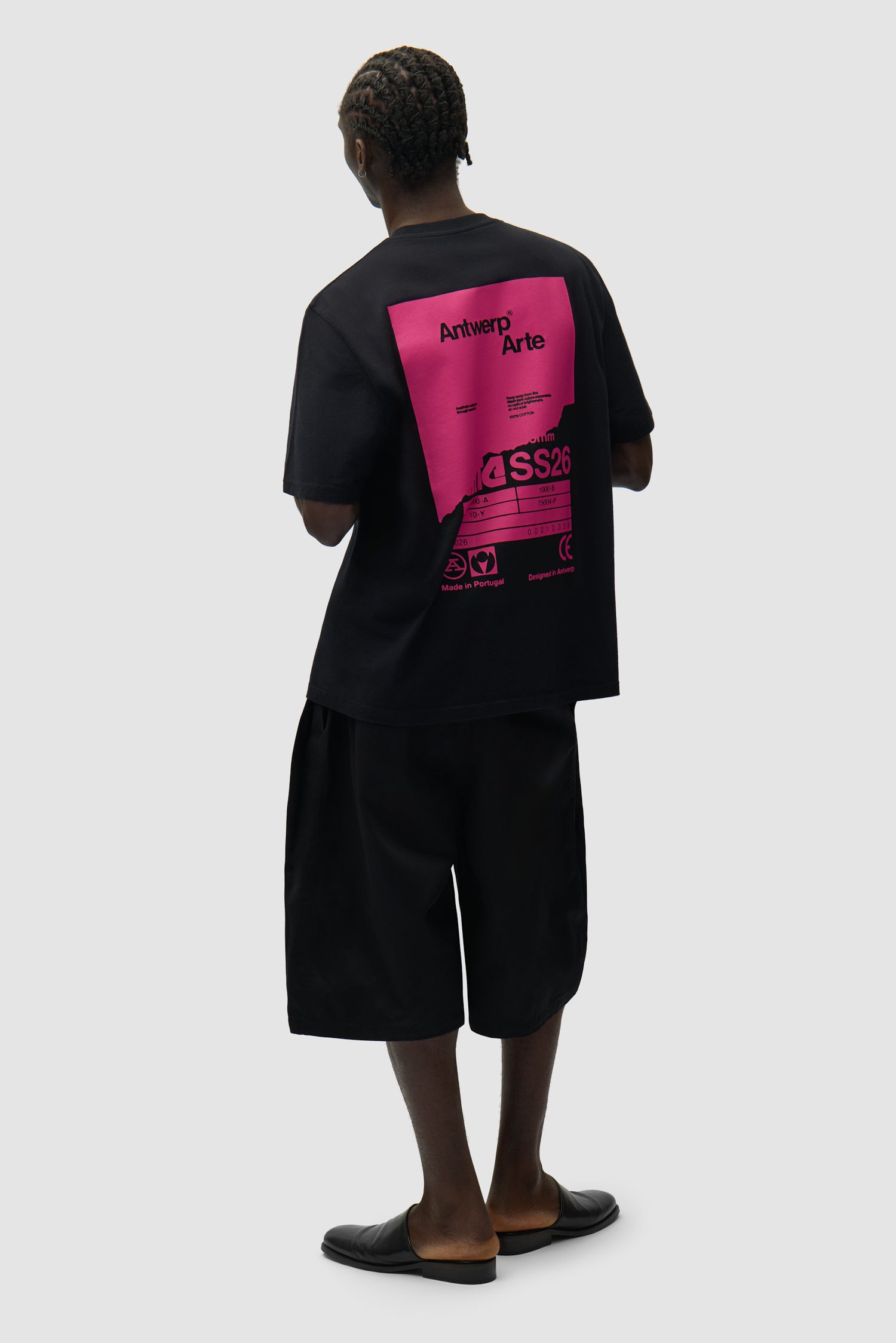 T-shirt à dos poster noir porté par un mannequin, vue arrière complète