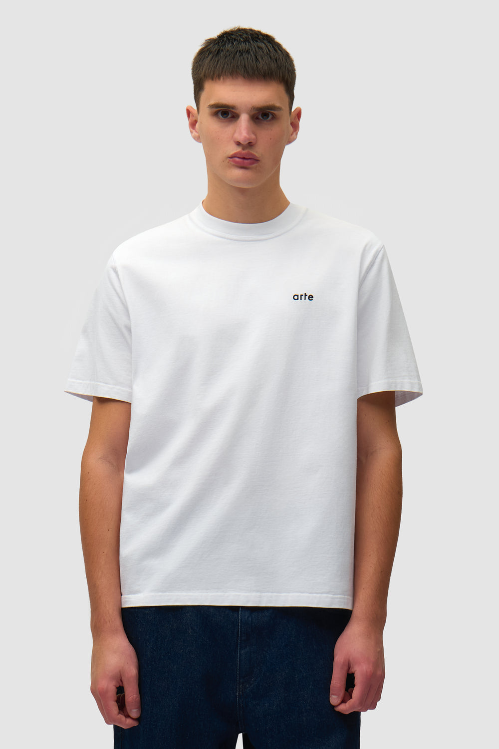 T-shirt à dos poster blanc porté par un mannequin, vue de face en demi-corps