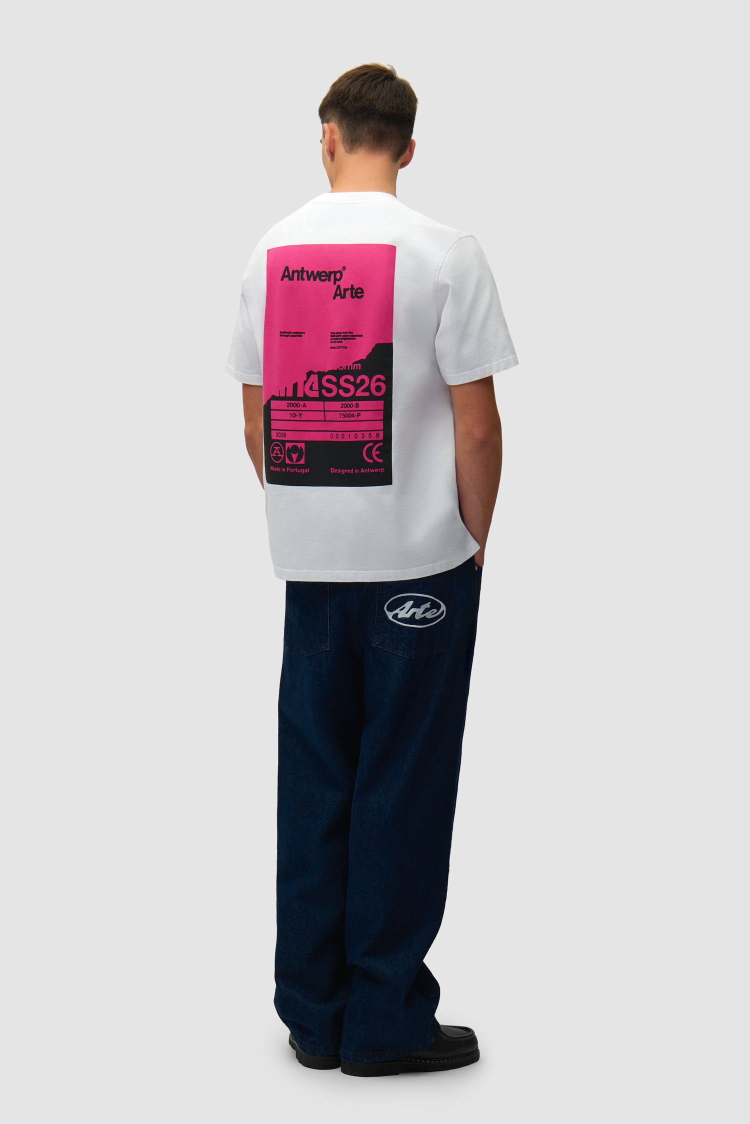 T-shirt à dos poster blanc porté par un mannequin, vue de profil en pied