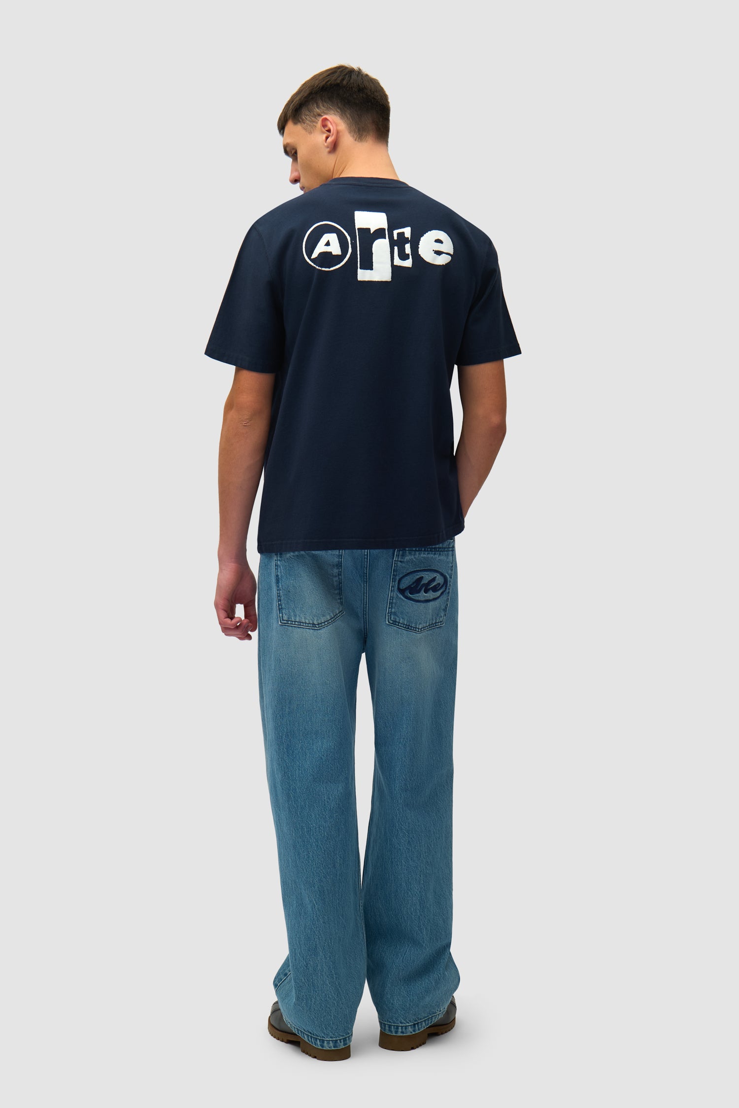 T-shirt Back Collage bleu marine porté par un mannequin, vue de profil en pied