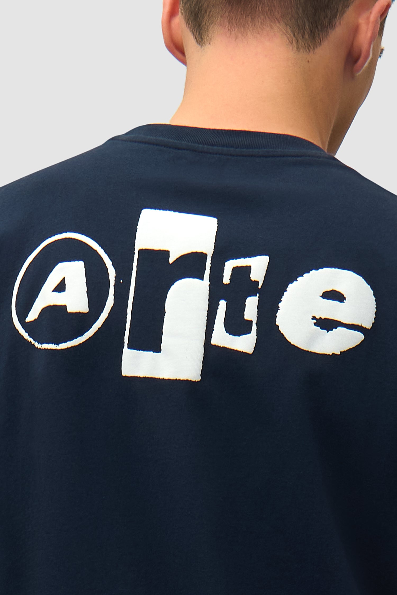 Vue détaillée du t-shirt Back Collage en bleu marine, avec logo