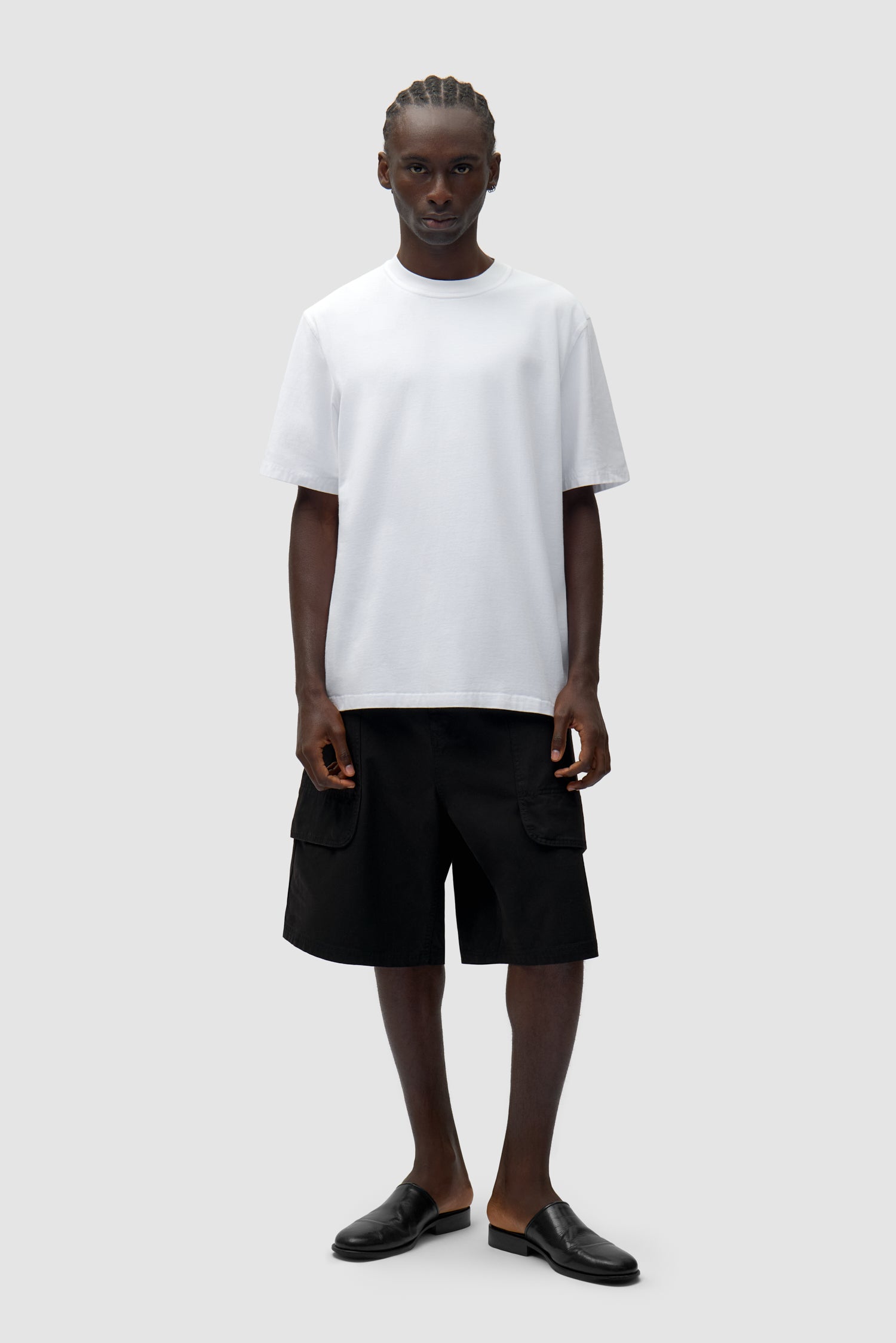 T-shirt blanc à collage dans le dos porté par un mannequin, vue de face en pied