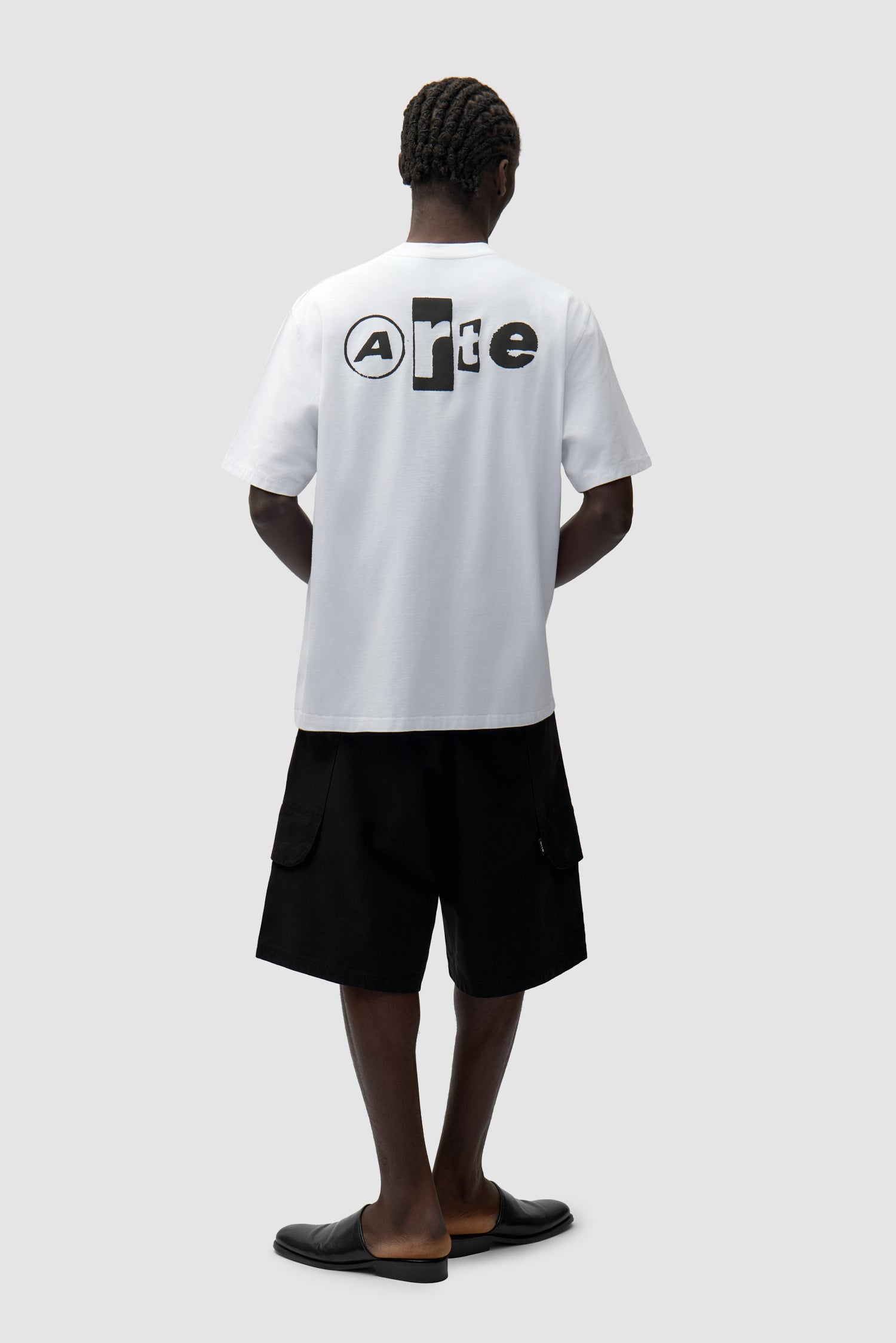 T-shirt blanc à collage dans le dos porté par un mannequin, vue de profil en pied