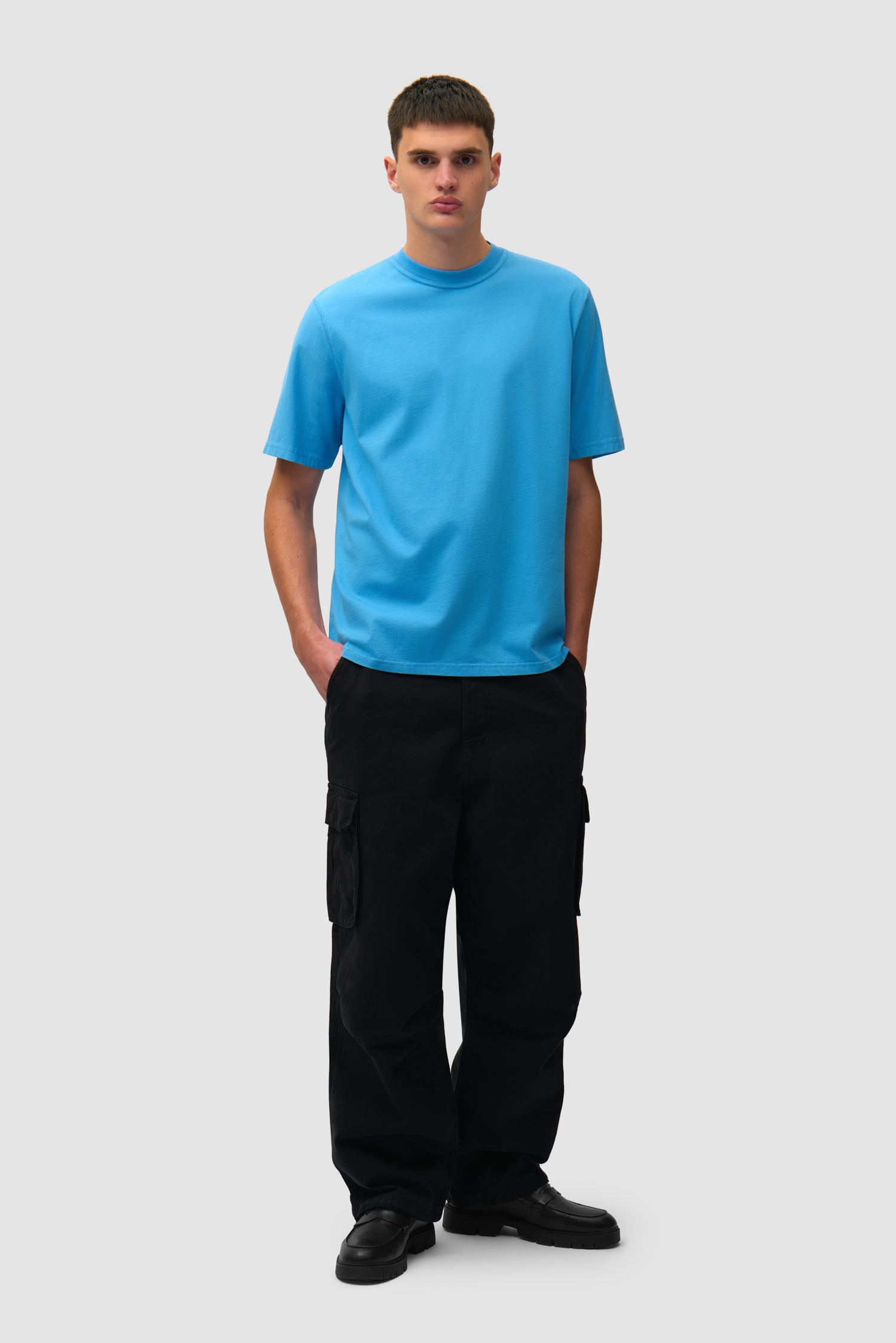 Imprimé flou au dos en bleu porté par un mannequin, vue de face en pied