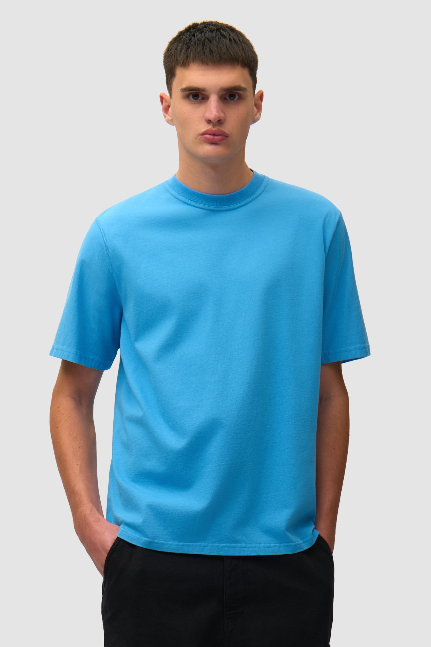 Imprimé flou au dos en bleu porté par un mannequin, vue de face en demi-corps