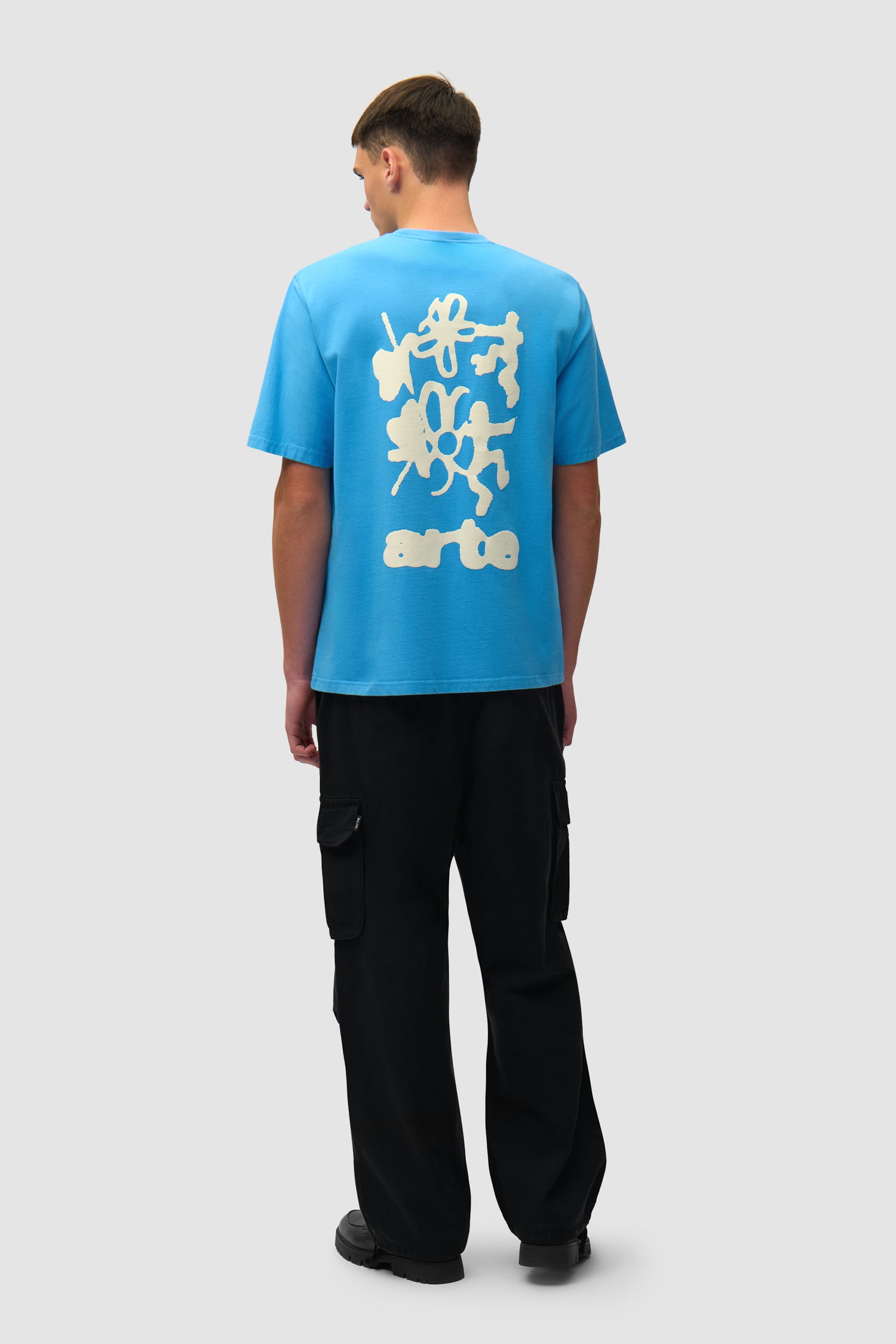 Imprimé flou au dos en bleu porté par un mannequin, vue de profil en pied