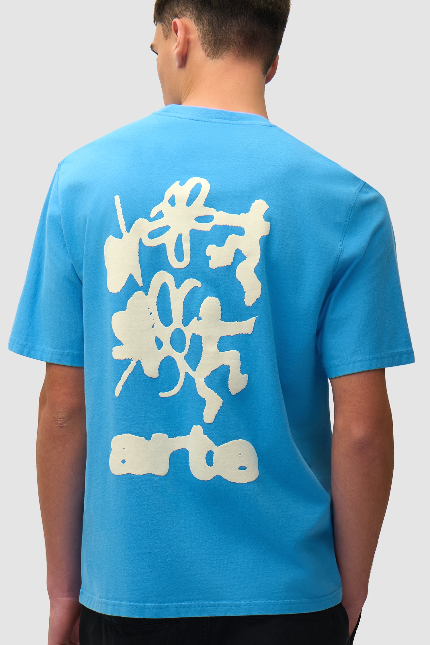 Imprimé flou au dos en bleu porté par un mannequin, vue de profil à mi-corps