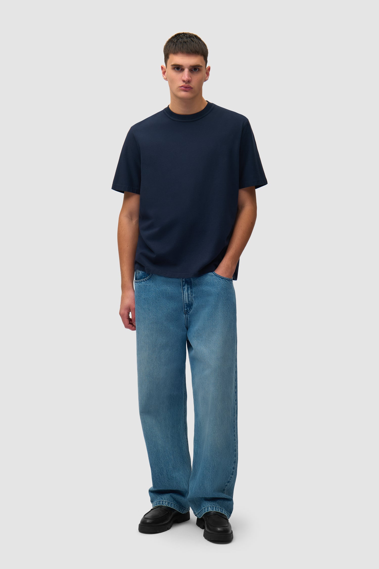 Imprimé flou au dos, couleur bleu marine, porté par un mannequin, vue de face en pied