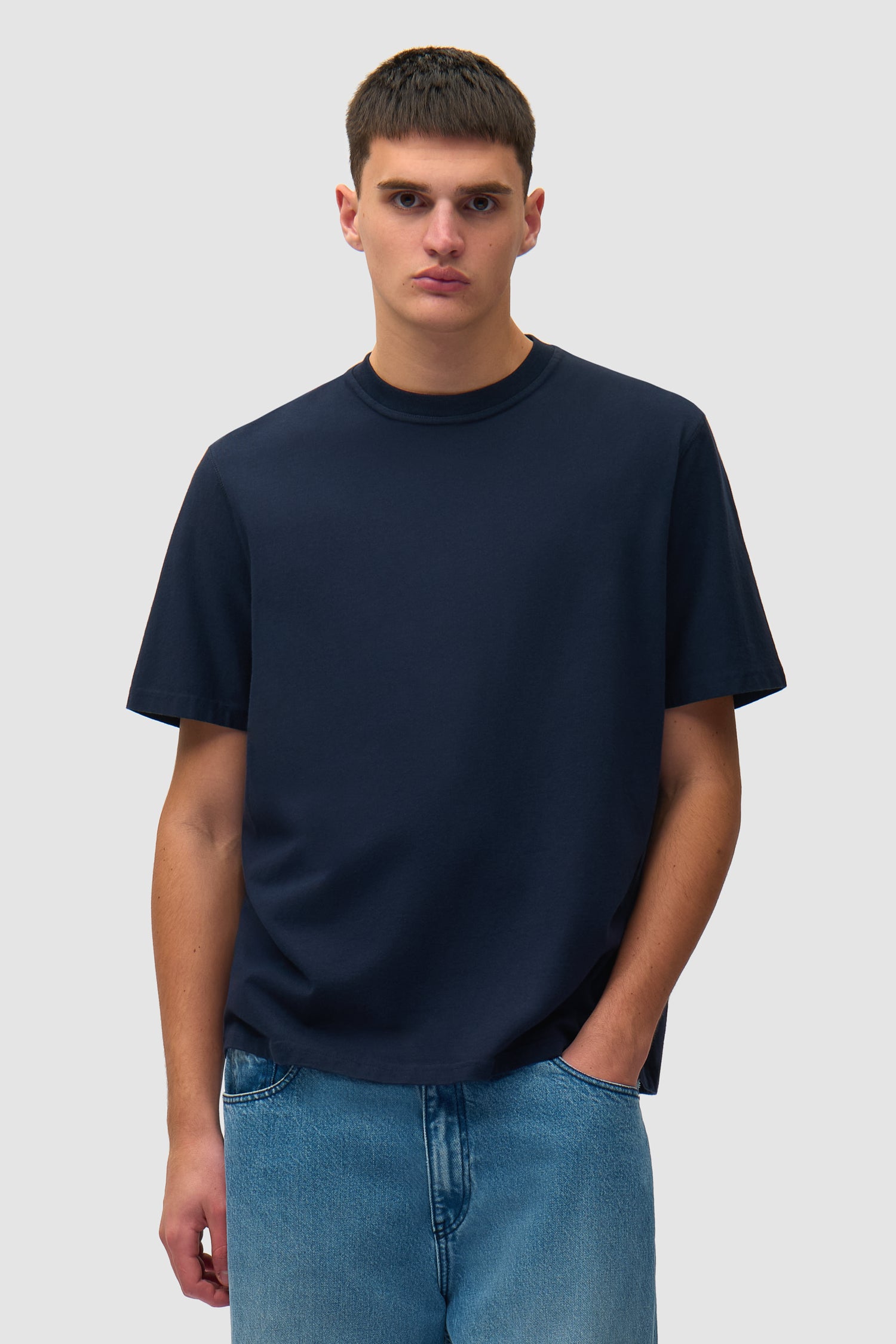 Imprimé flou au dos, couleur bleu marine, porté par un mannequin, vue de face, demi-corps