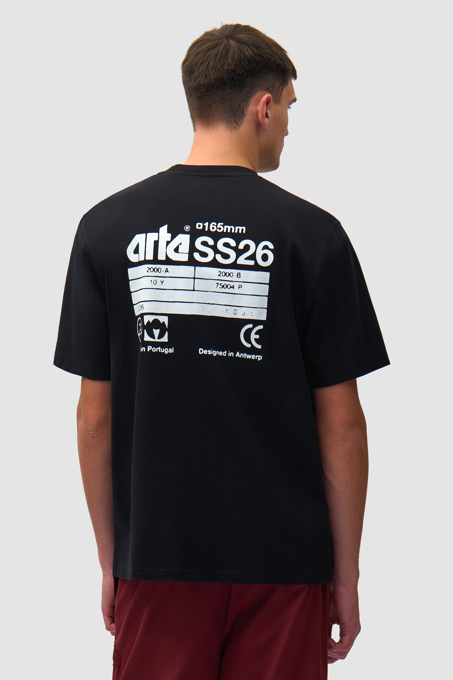 T-shirt SS26 noir porté par un mannequin, vue de dos à mi-corps