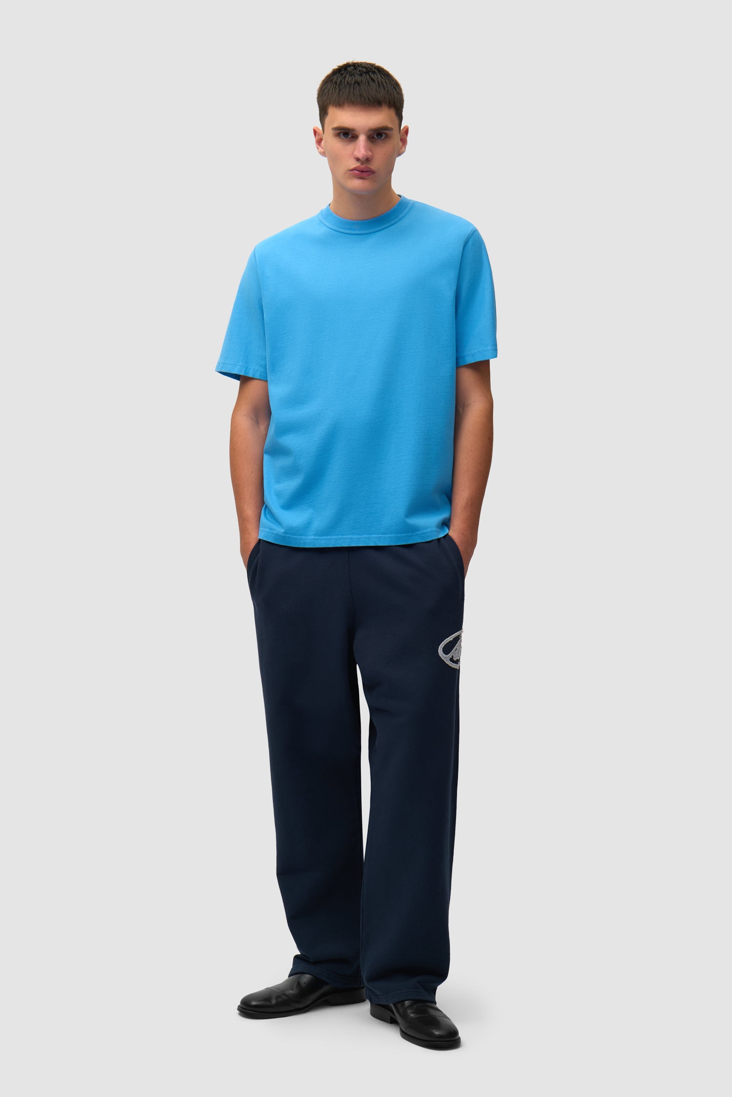 T-shirt SS26 bleu porté par un mannequin, vue de face en pied