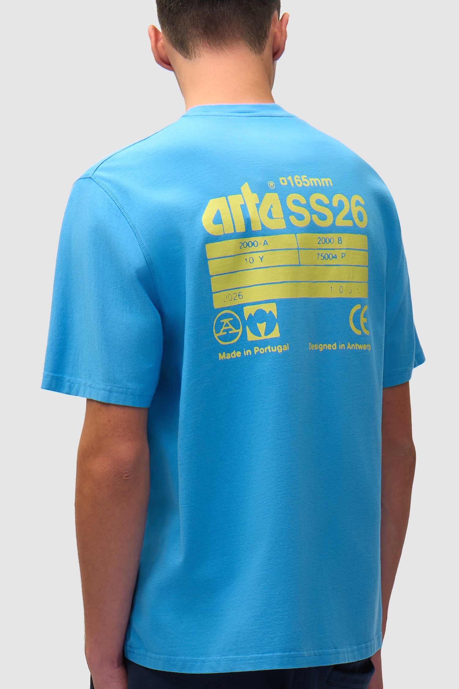 T-shirt SS26 bleu porté par un mannequin, vue de profil