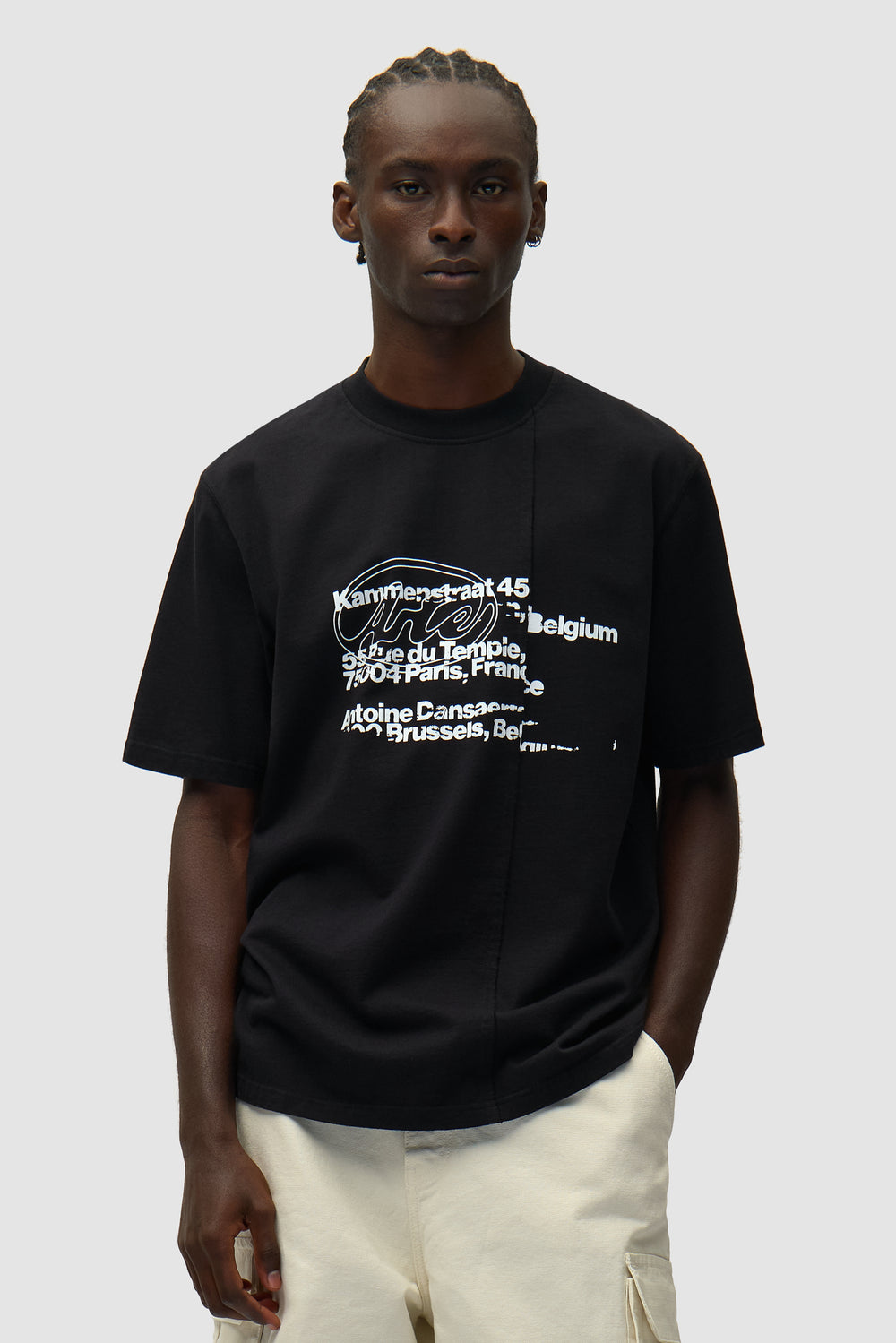 T-shirt noir avec adresse porté par un mannequin, vue de face en demi-corps