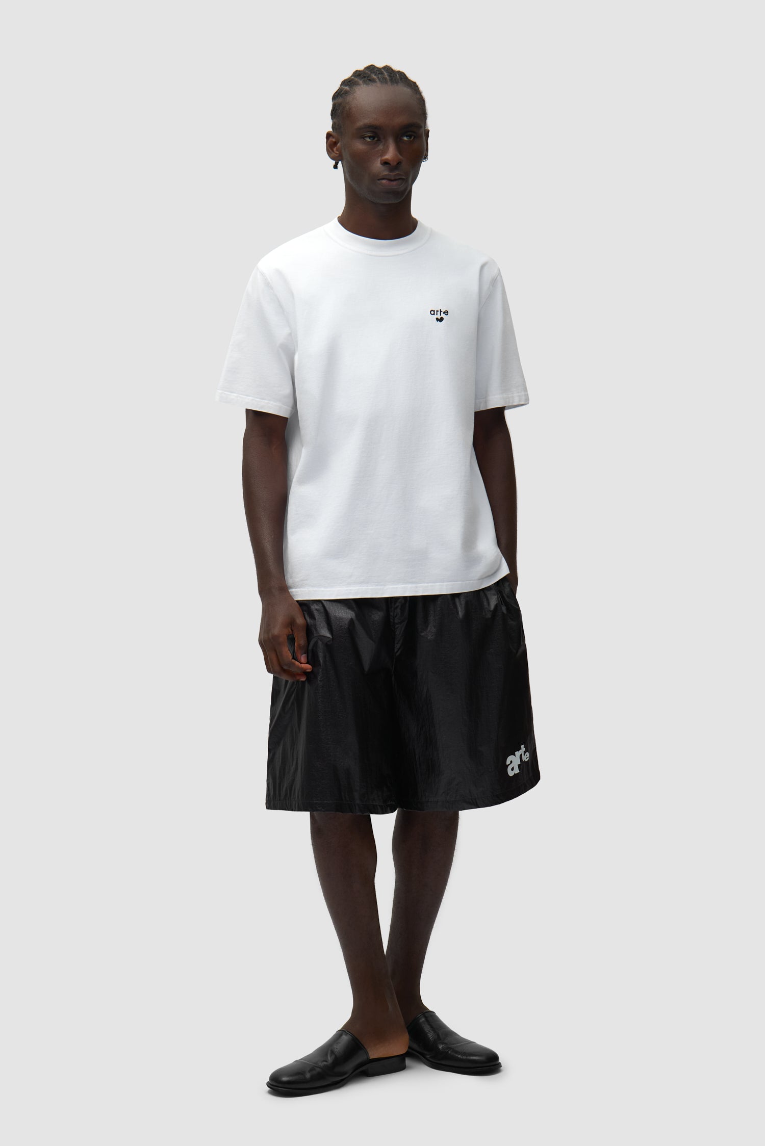 Short à grand logo noir porté par un mannequin, vue de face en pied