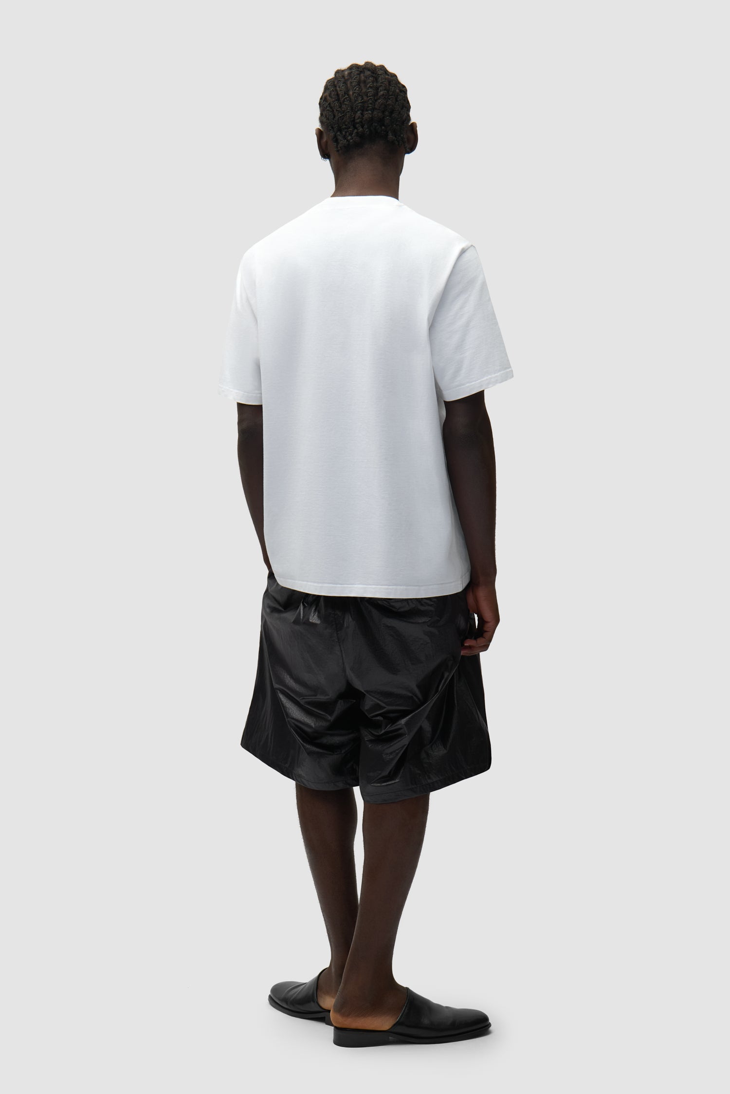 Short à grand logo noir porté par un mannequin, vue arrière intégrale