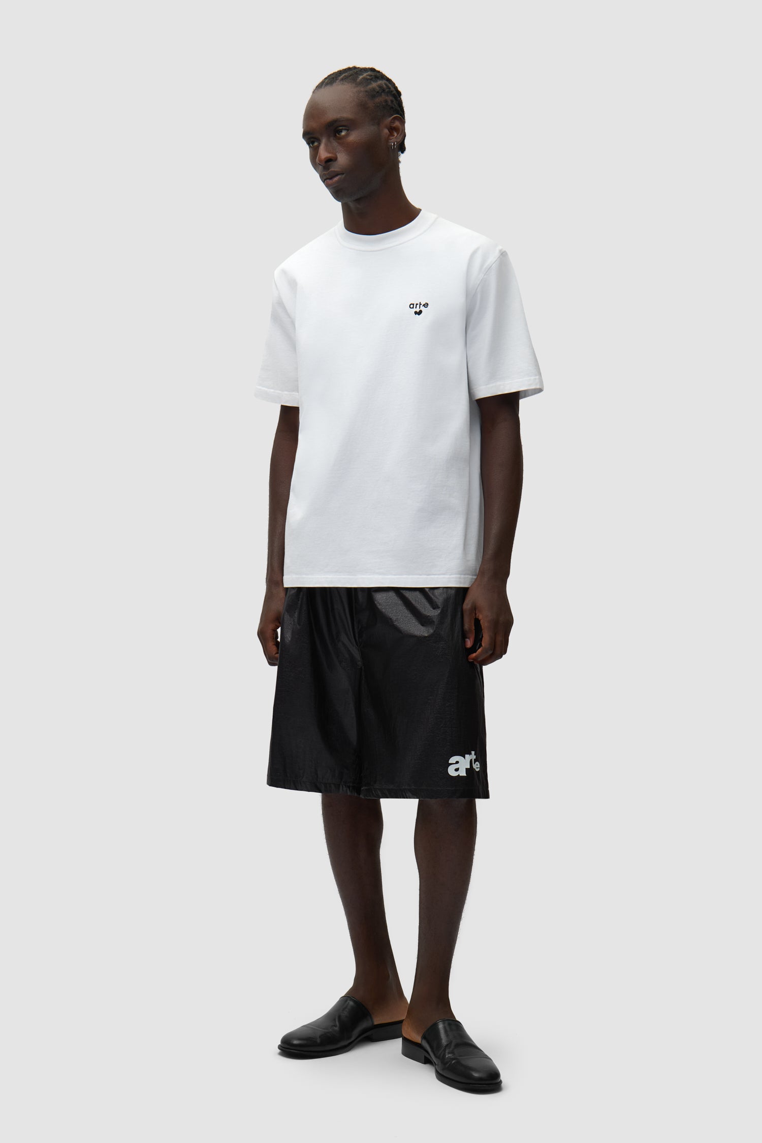 Short à grand logo noir porté par un mannequin, vue de profil en pied