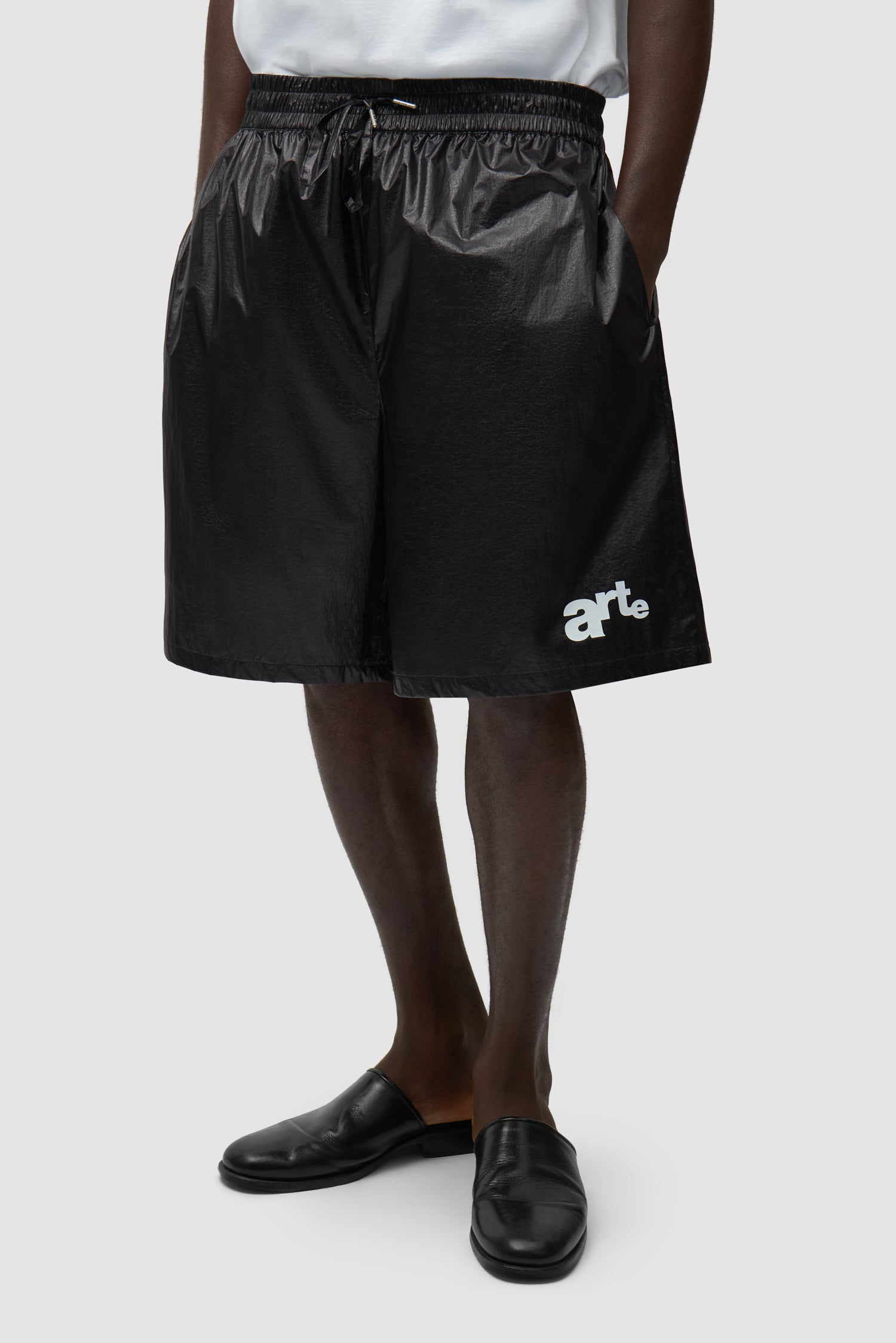 Short à grand logo noir porté par un mannequin, vue de face en demi-corps