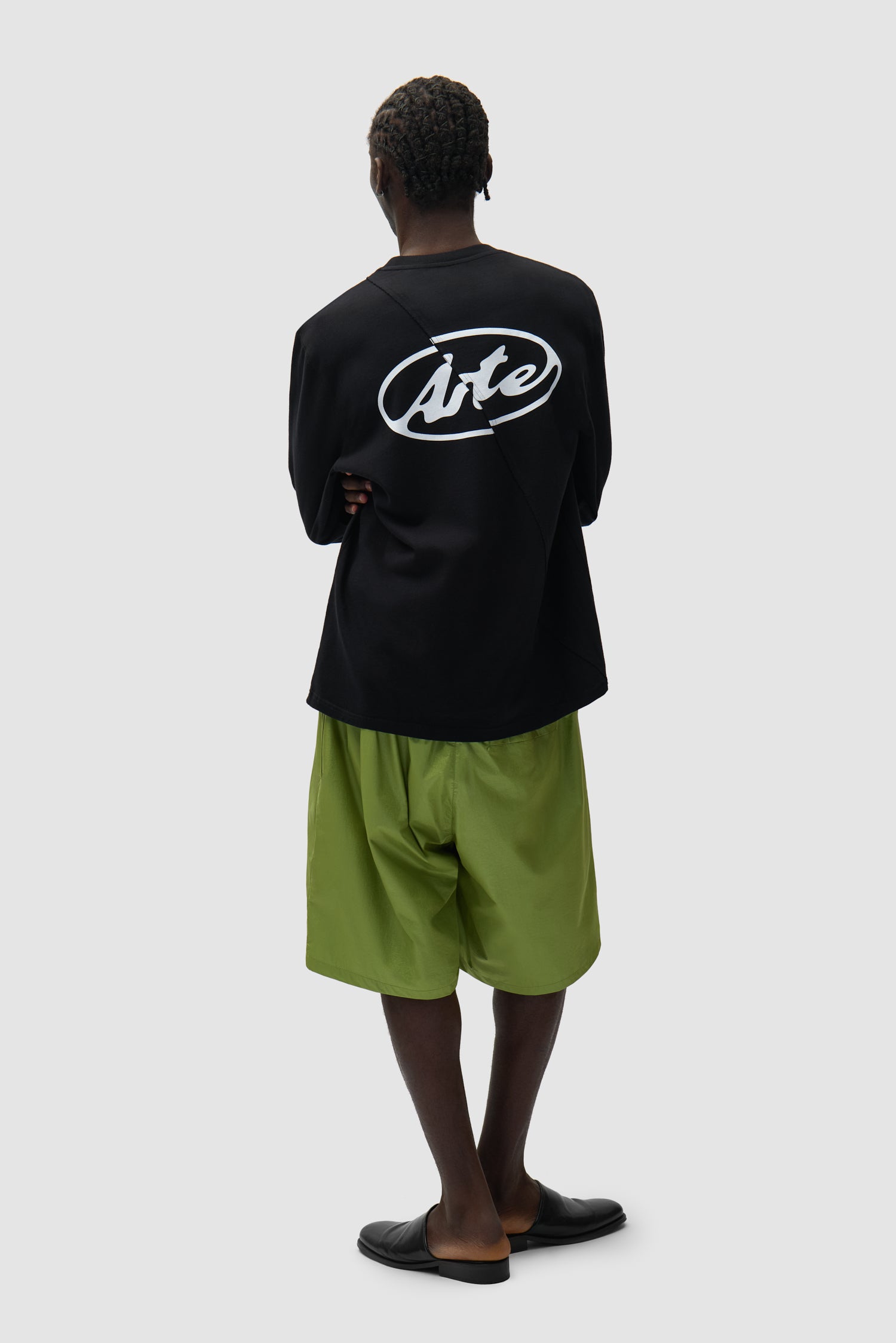 Short à grand logo vert porté par un mannequin, vue arrière intégrale