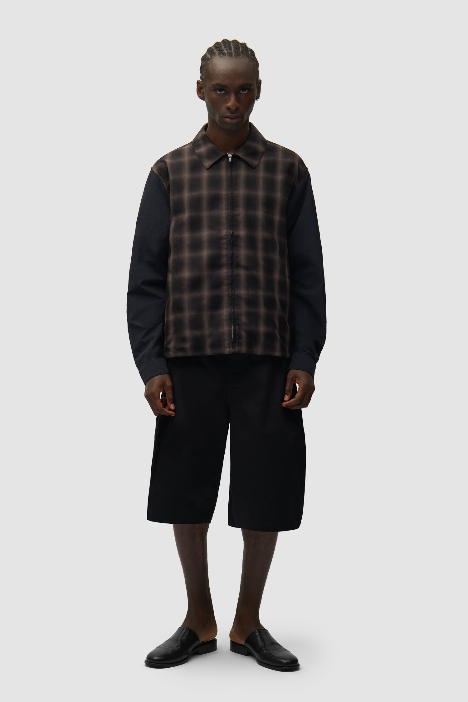 Chemise à carreaux Veste à carreaux portée par un mannequin, vue de profil en pied