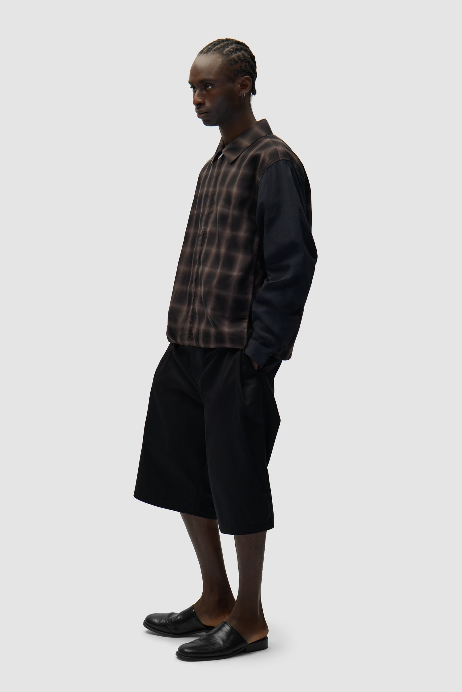 Chemise à carreaux Veste à carreaux portée par un mannequin, vue de face en pied