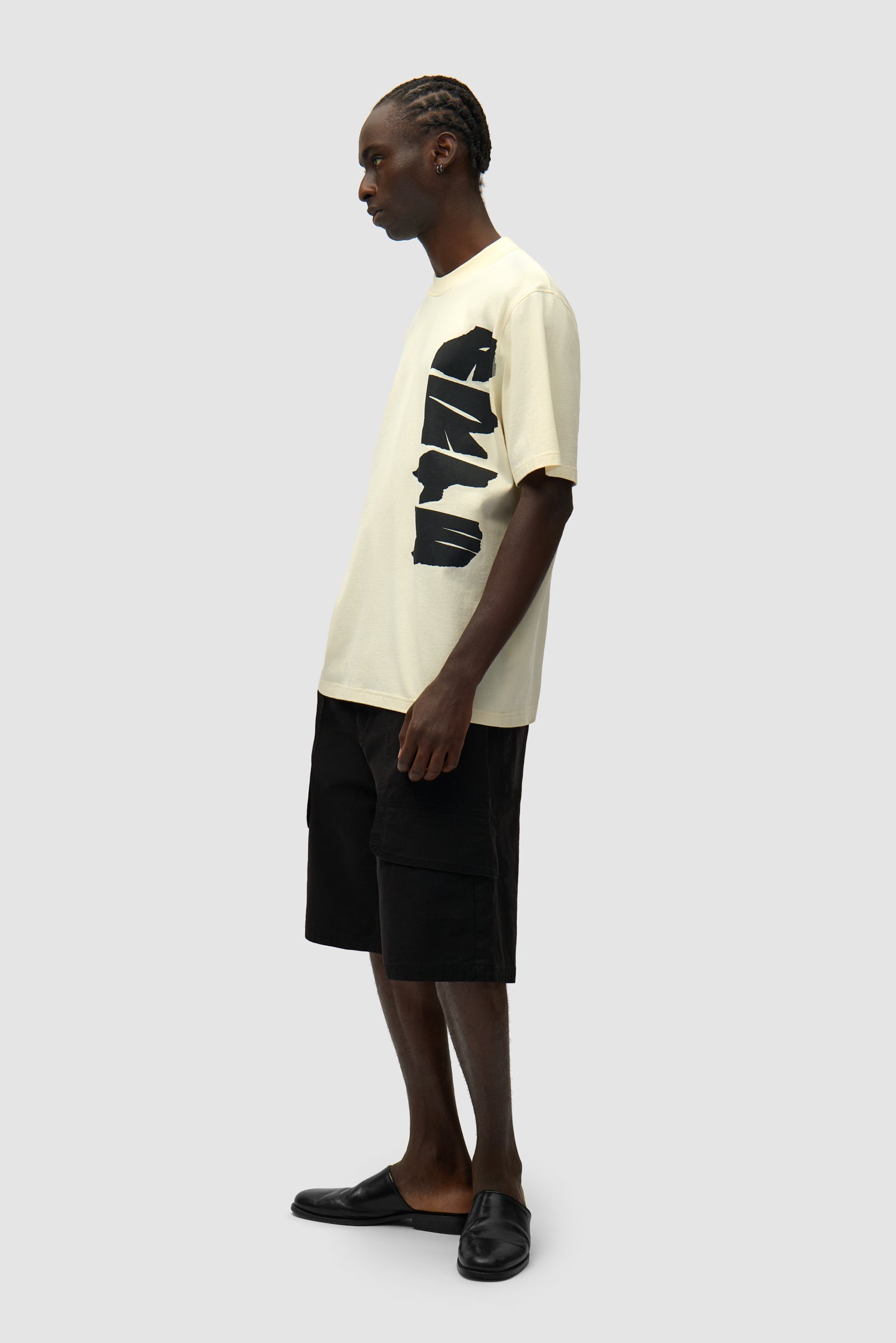 Short cargo en toile noir porté par un mannequin, vue de dos à mi-corps